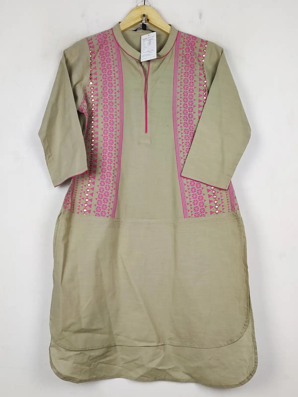 Buy online pre-used pre-loved 100% authentic & Original branded Re Reve (BK-5867) available in Pakistan. Top international brands avilable.