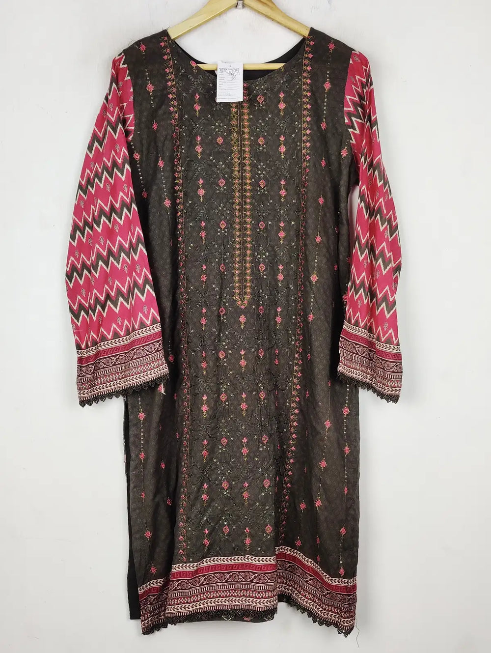 Buy online pre-used pre-loved 100% authentic & Original branded Bin Saeed (BK-6199) available in Pakistan. Top international brands avilable.