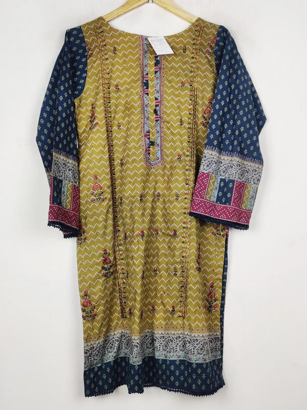 Buy online pre-used pre-loved 100% authentic & Original branded Bin Saeed (BK-6240) available in Pakistan. Top international brands avilable.