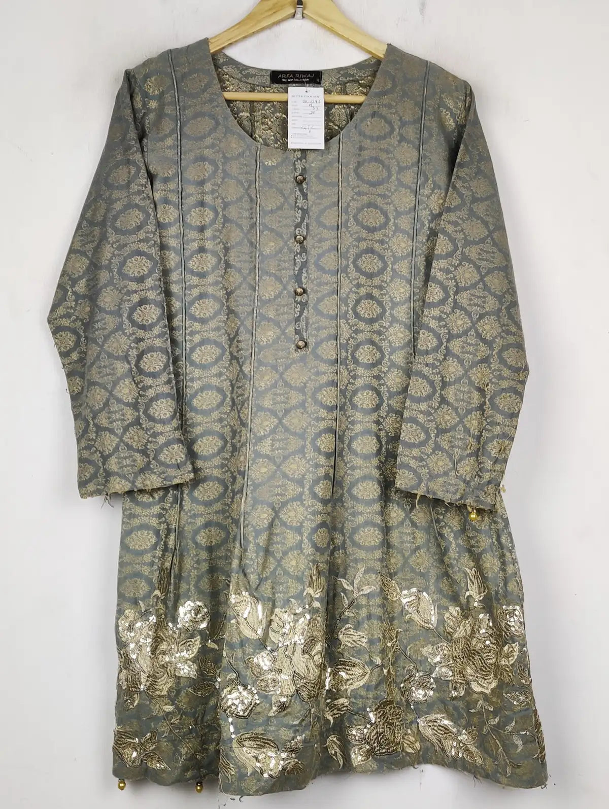 Buy online pre-used pre-loved 100% authentic & Original branded Arfa Riwaj (BK-6393) available in Pakistan. Top international brands avilable.