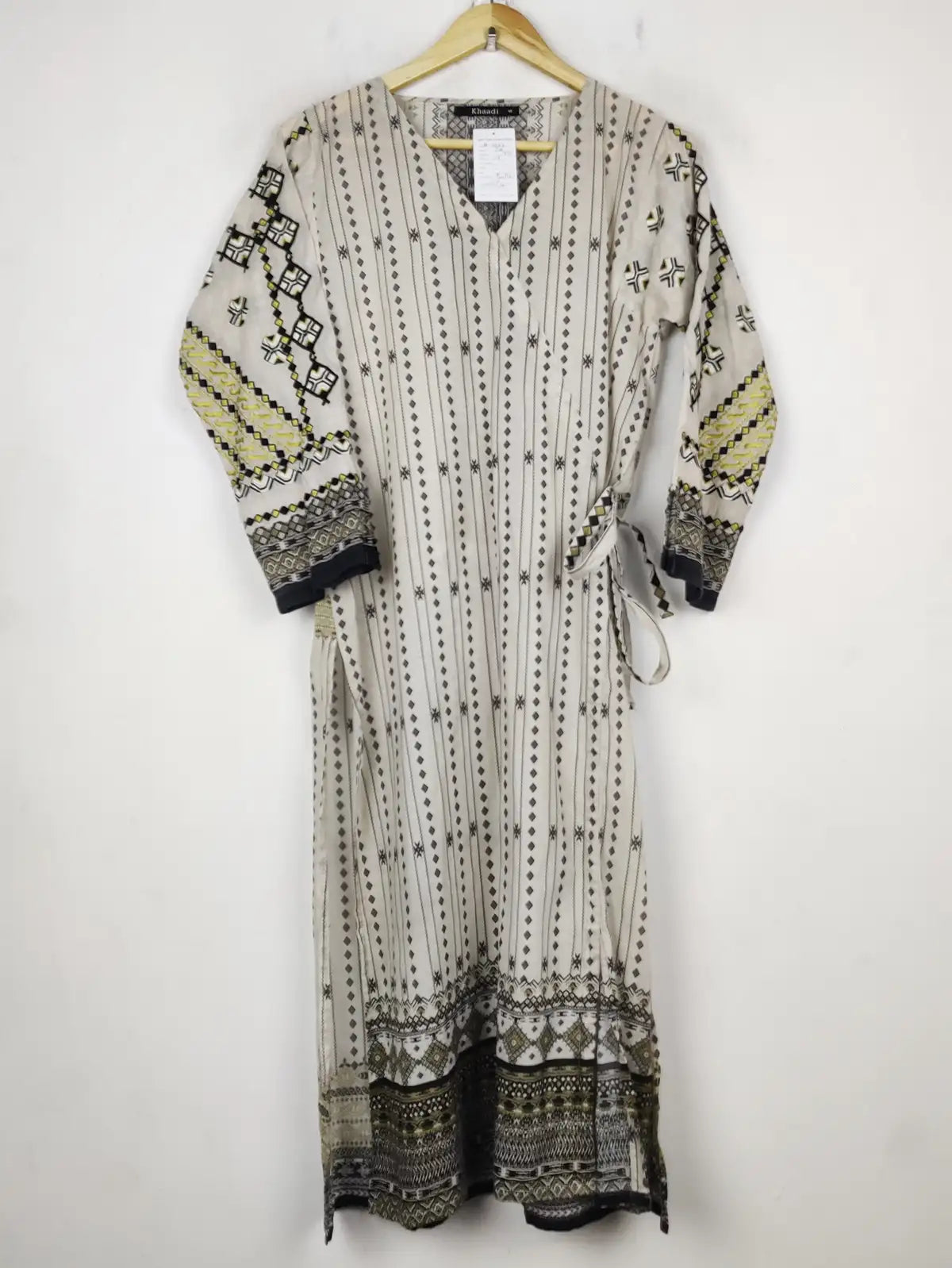 Buy online pre-used pre-loved 100% authentic & Original branded Khaadi (BK-6402) available in Pakistan. Top international brands avilable.