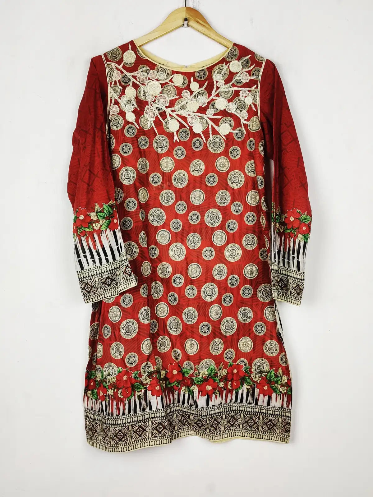 Buy online pre-used pre-loved 100% authentic & Original branded Chinyere (BK-6467) available in Pakistan. Top international brands avilable.