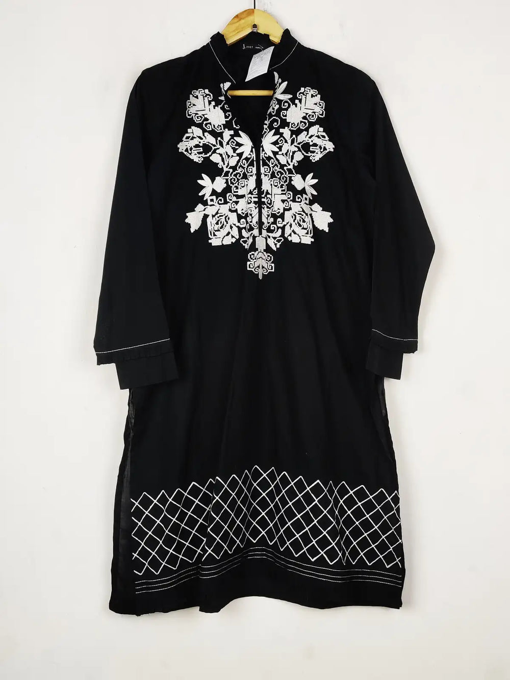 Buy online pre-used pre-loved 100% authentic & Original branded J. Pret (BK-6474) available in Pakistan. Top international brands avilable.
