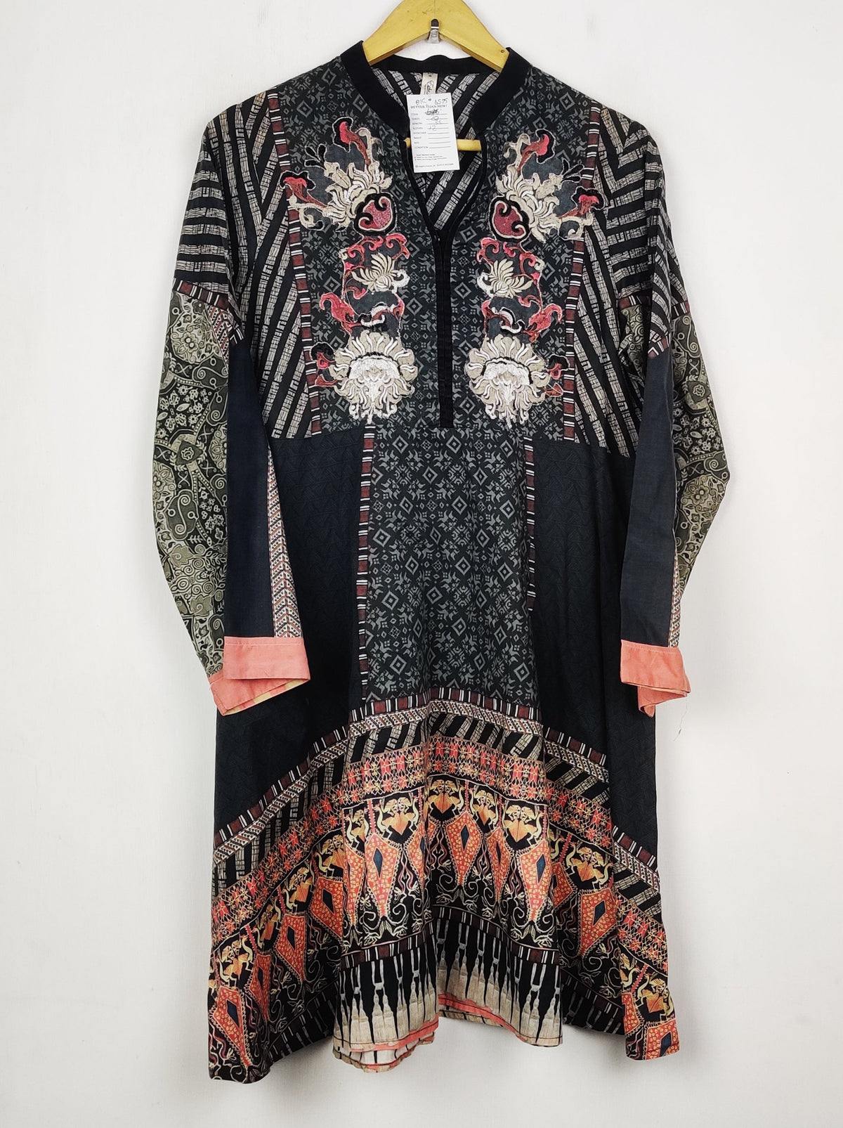 Buy online pre-used pre-loved 100% authentic & Original branded Ethnic (BK-6525) available in Pakistan. Top international brands avilable.