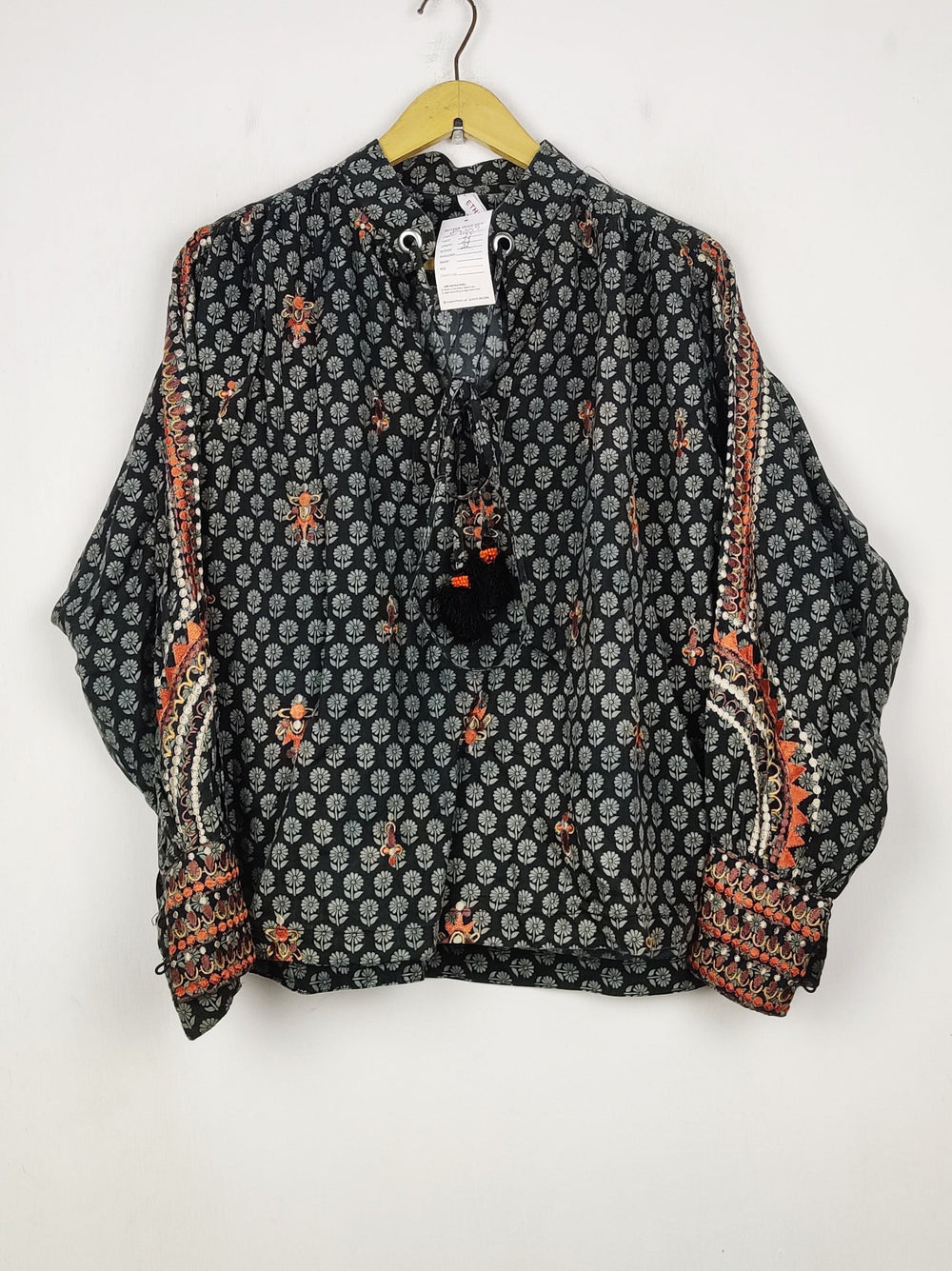 Buy online pre-used pre-loved 100% authentic & Original branded Ethnic (BK-6557) available in Pakistan. Top international brands avilable.