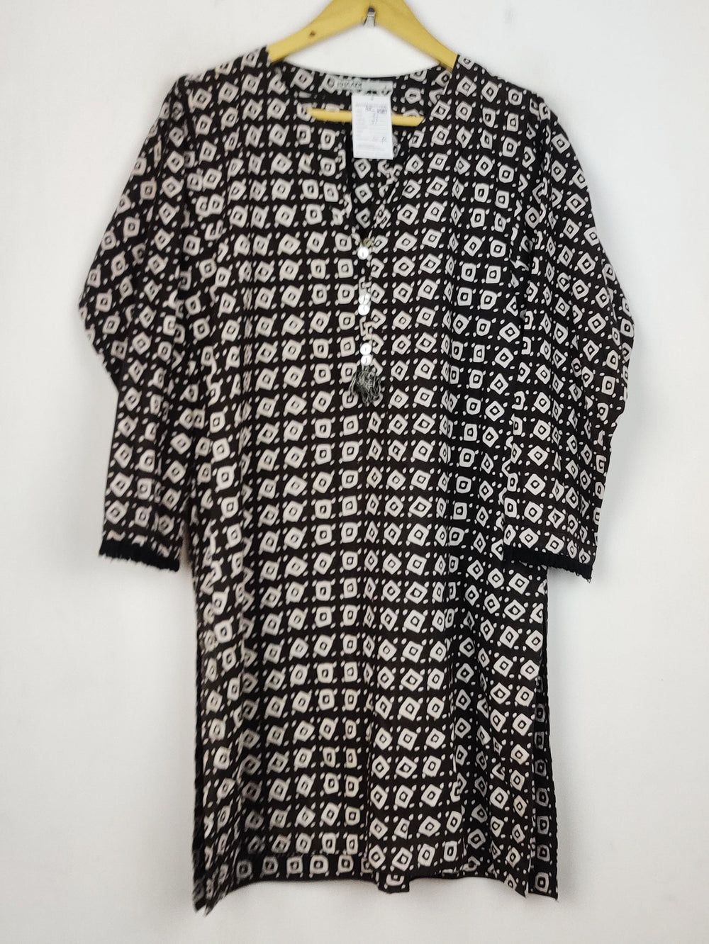 Buy online pre-used pre-loved 100% authentic & Original branded Khaadi (BK-6589) available in Pakistan. Top international brands avilable.