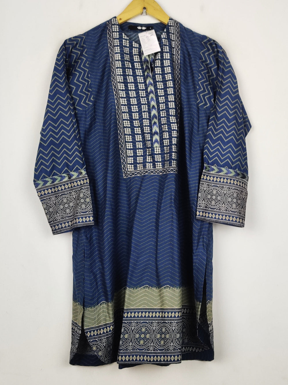 Buy online pre-used pre-loved 100% authentic & Original branded Khaadi (BK-6604) available in Pakistan. Top international brands avilable.