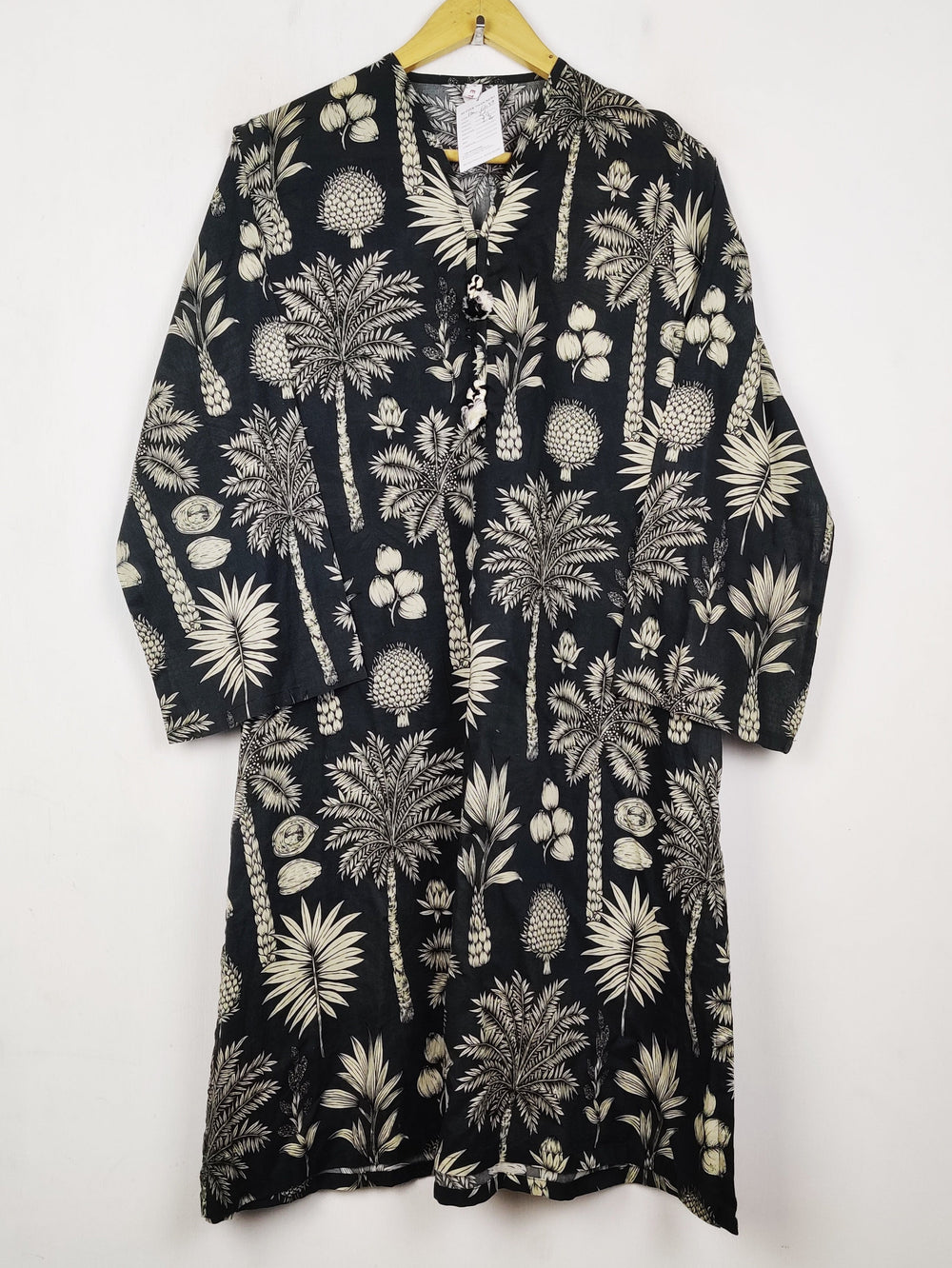 Buy online pre-used pre-loved 100% authentic & Original branded Ethnic (BK-6639) available in Pakistan. Top international brands avilable.