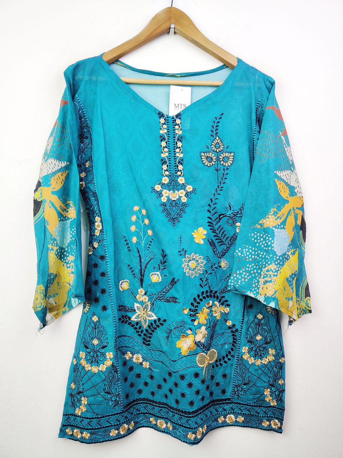 Buy online pre-used pre-loved 100% authentic & Original branded Unknown Brand (BK-679) available in Pakistan. Top international brands avilable.