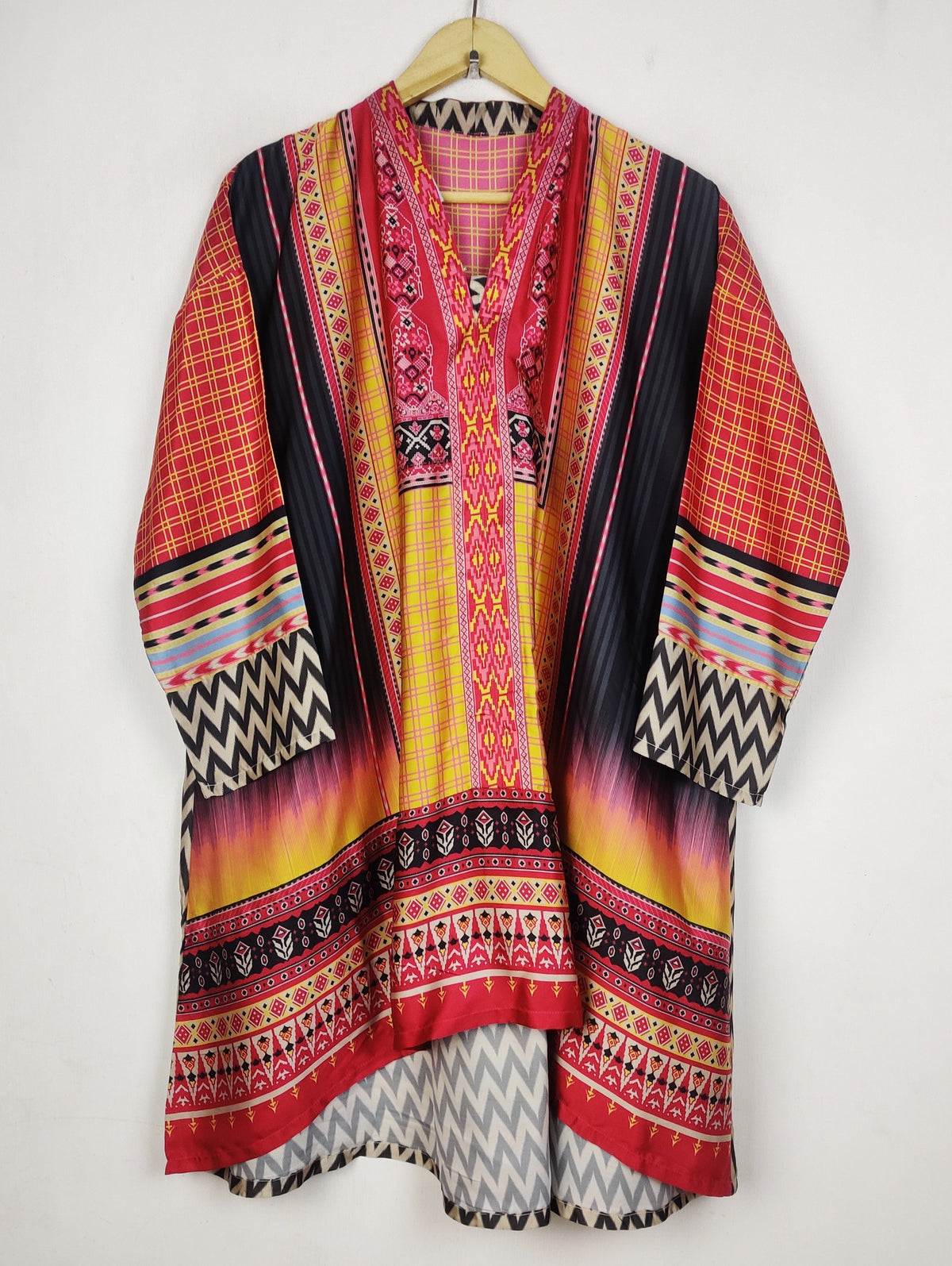 Buy online pre-used pre-loved 100% authentic & Original branded Khaadi (BK-6818) available in Pakistan. Top international brands avilable.