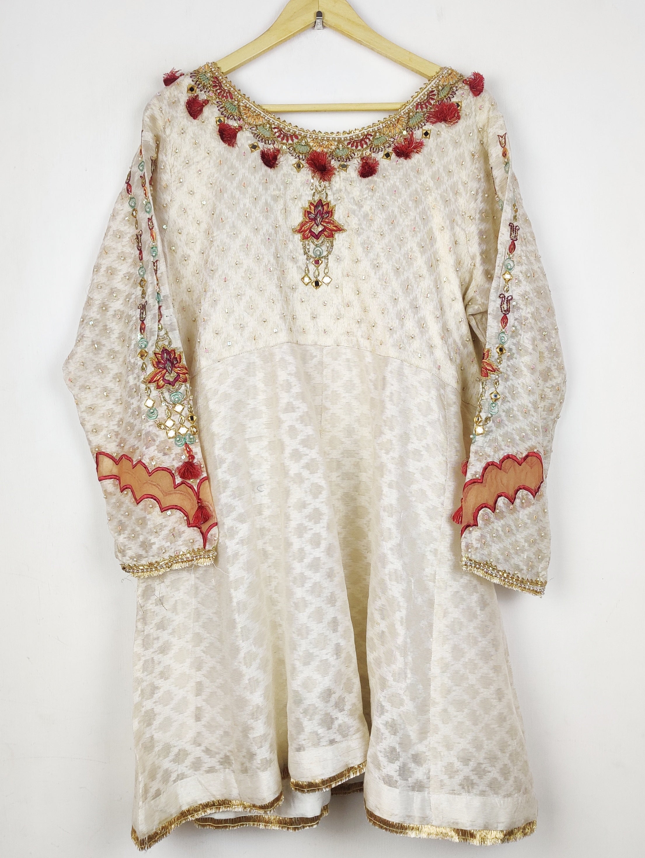 Buy online pre-used pre-loved 100% authentic & Original branded Zaavia (BK-6839) available in Pakistan. Top international brands avilable.