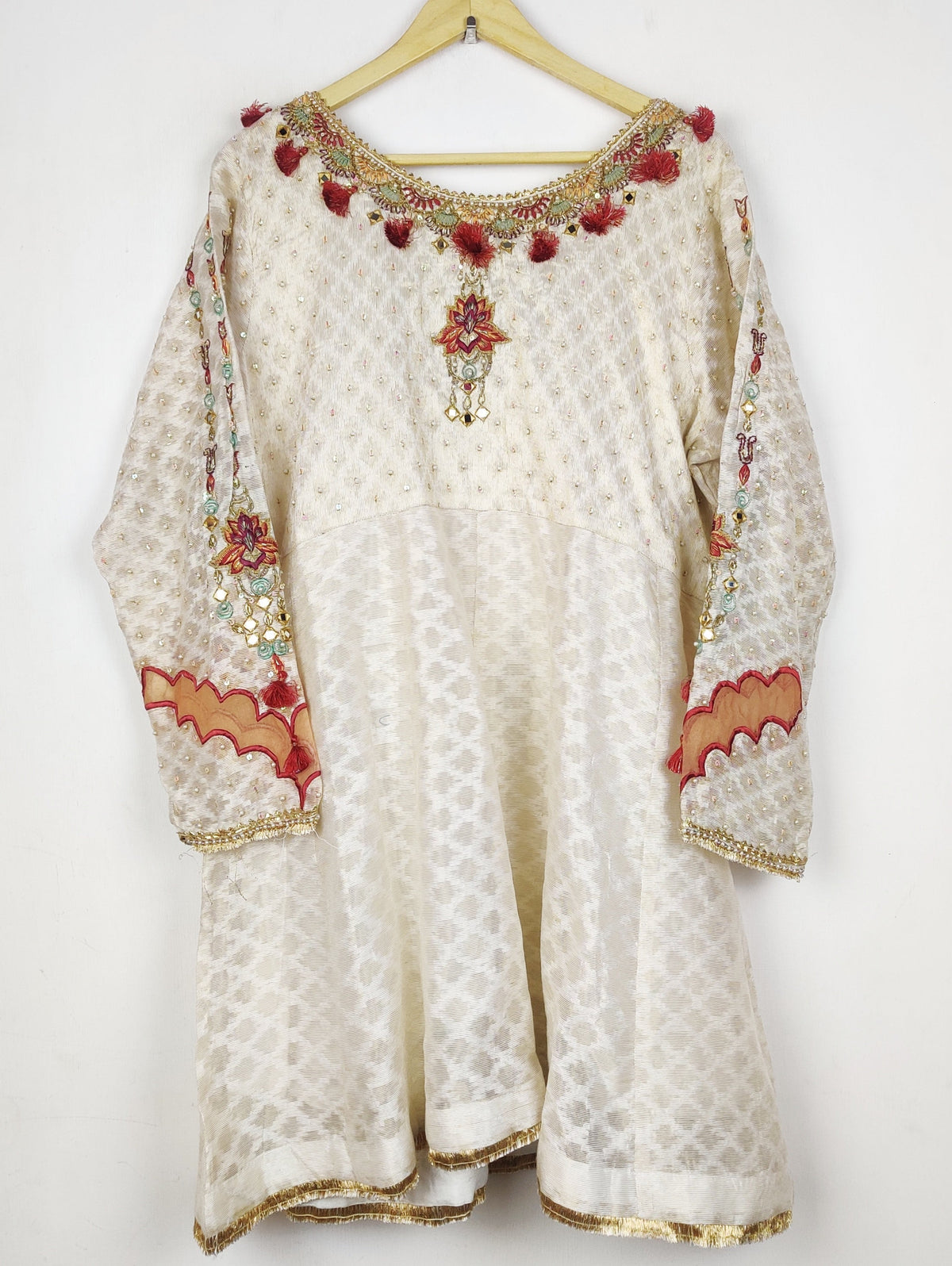 Buy online pre-used pre-loved 100% authentic & Original branded Zaavia (BK-6839) available in Pakistan. Top international brands avilable.
