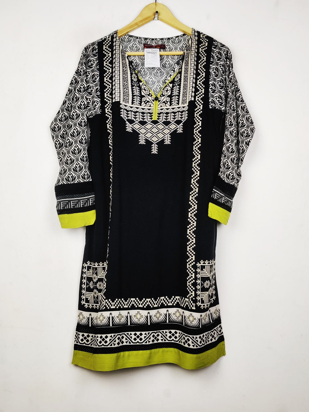 Buy online pre-used pre-loved 100% authentic & Original branded Khaadi (BK-6879) available in Pakistan. Top international brands avilable.