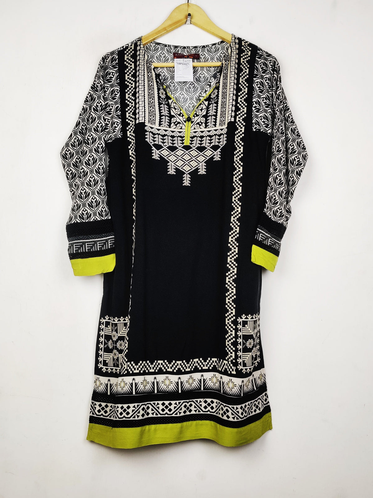 Buy online pre-used pre-loved 100% authentic & Original branded Khaadi (BK-6879) available in Pakistan. Top international brands avilable.