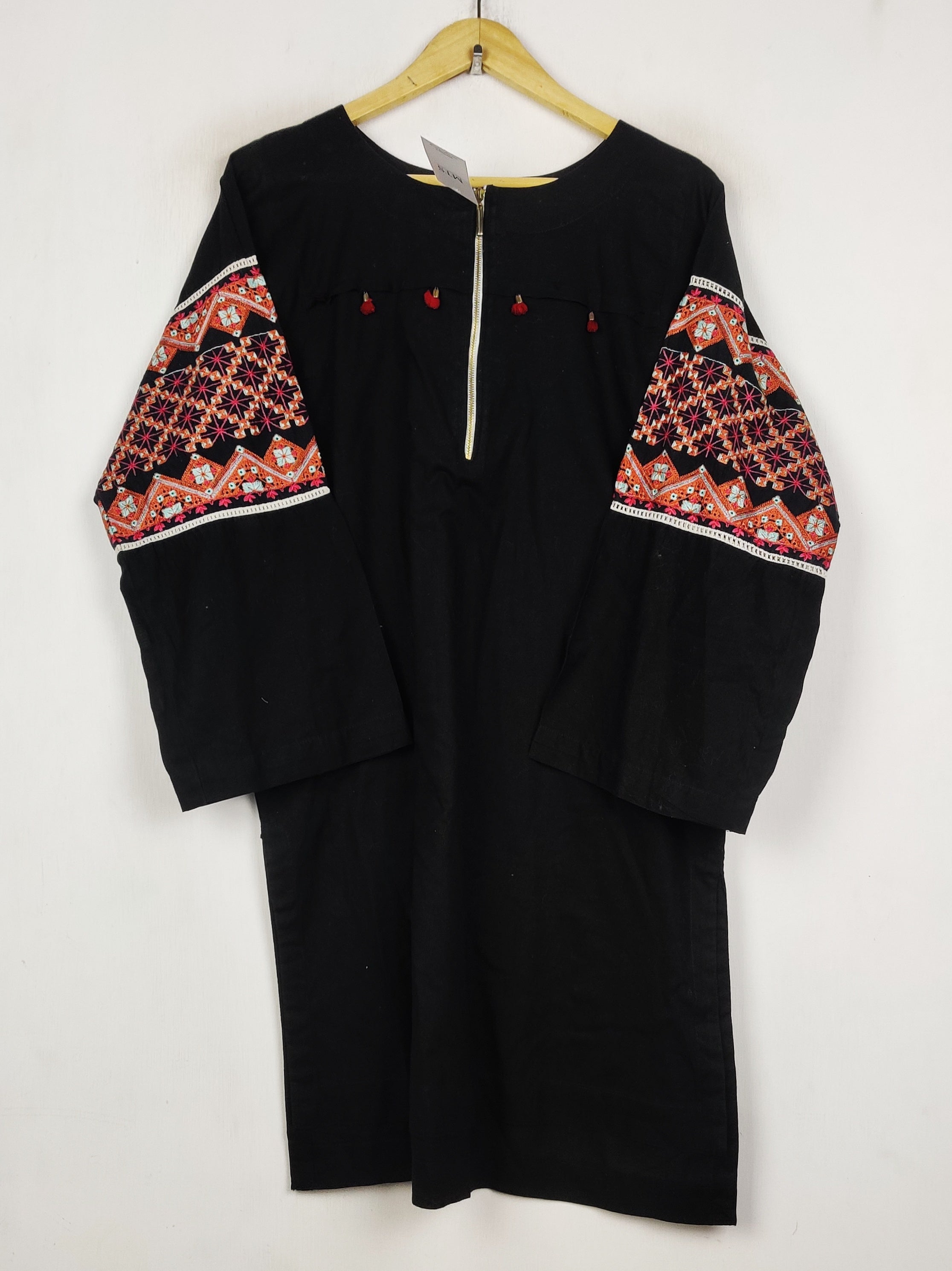 Buy online pre-used pre-loved 100% authentic & Original branded Unknown Brand (BK-6948) available in Pakistan. Top international brands avilable.