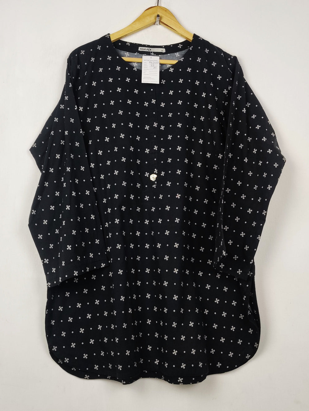 Buy online pre-used pre-loved 100% authentic & Original branded Khaadi (BK-7047) available in Pakistan. Top international brands avilable.