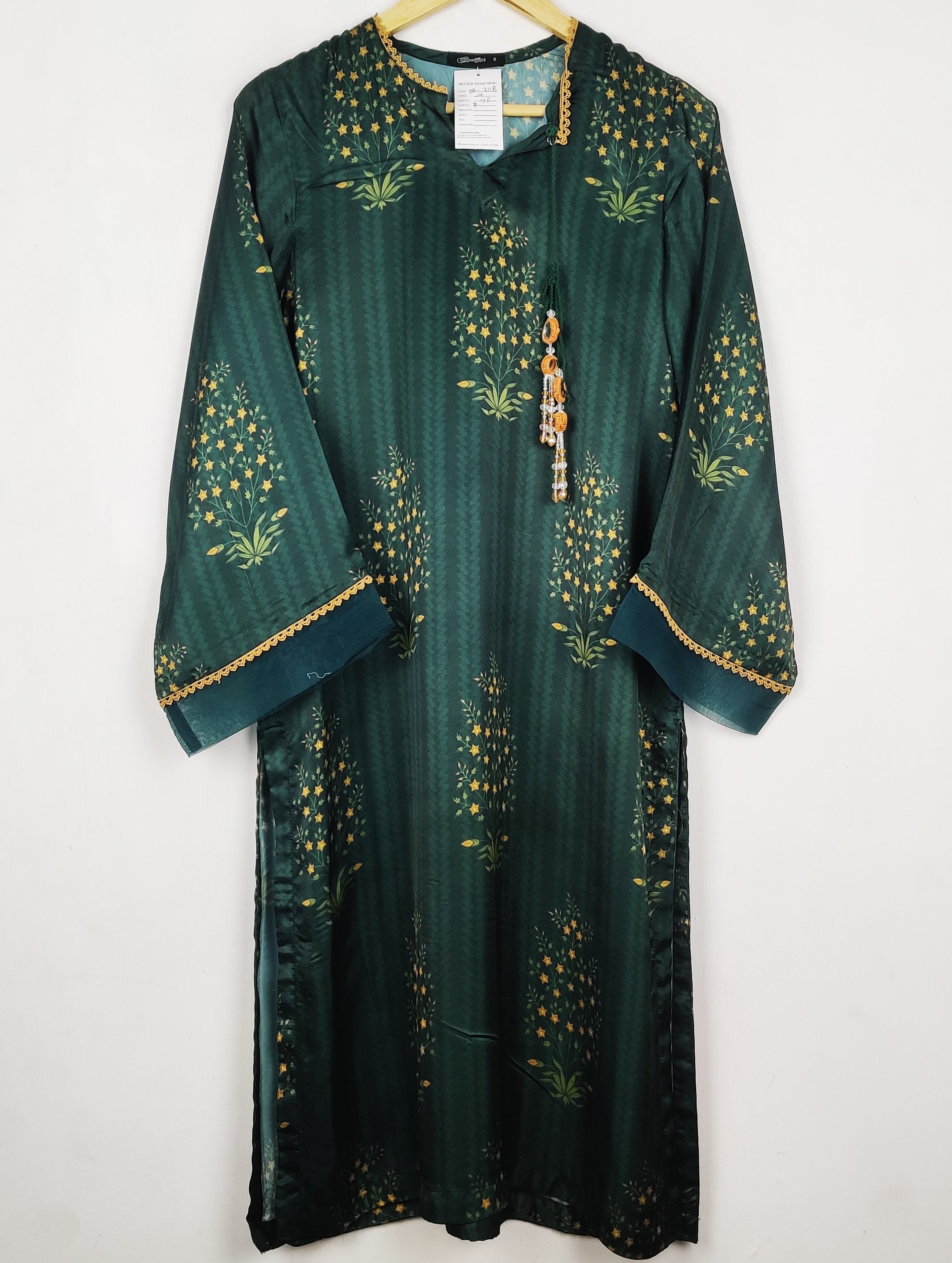 Buy online pre-used pre-loved 100% authentic & Original branded Cross Stitch (BK-7118) available in Pakistan. Top international brands avilable.