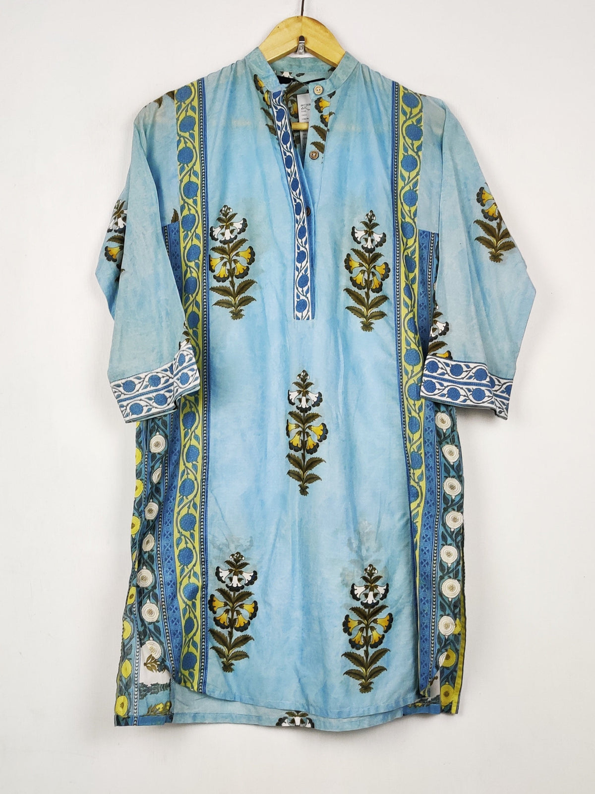 Buy online pre-used pre-loved 100% authentic & Original branded Khaadi (BK-7325) available in Pakistan. Top international brands avilable.