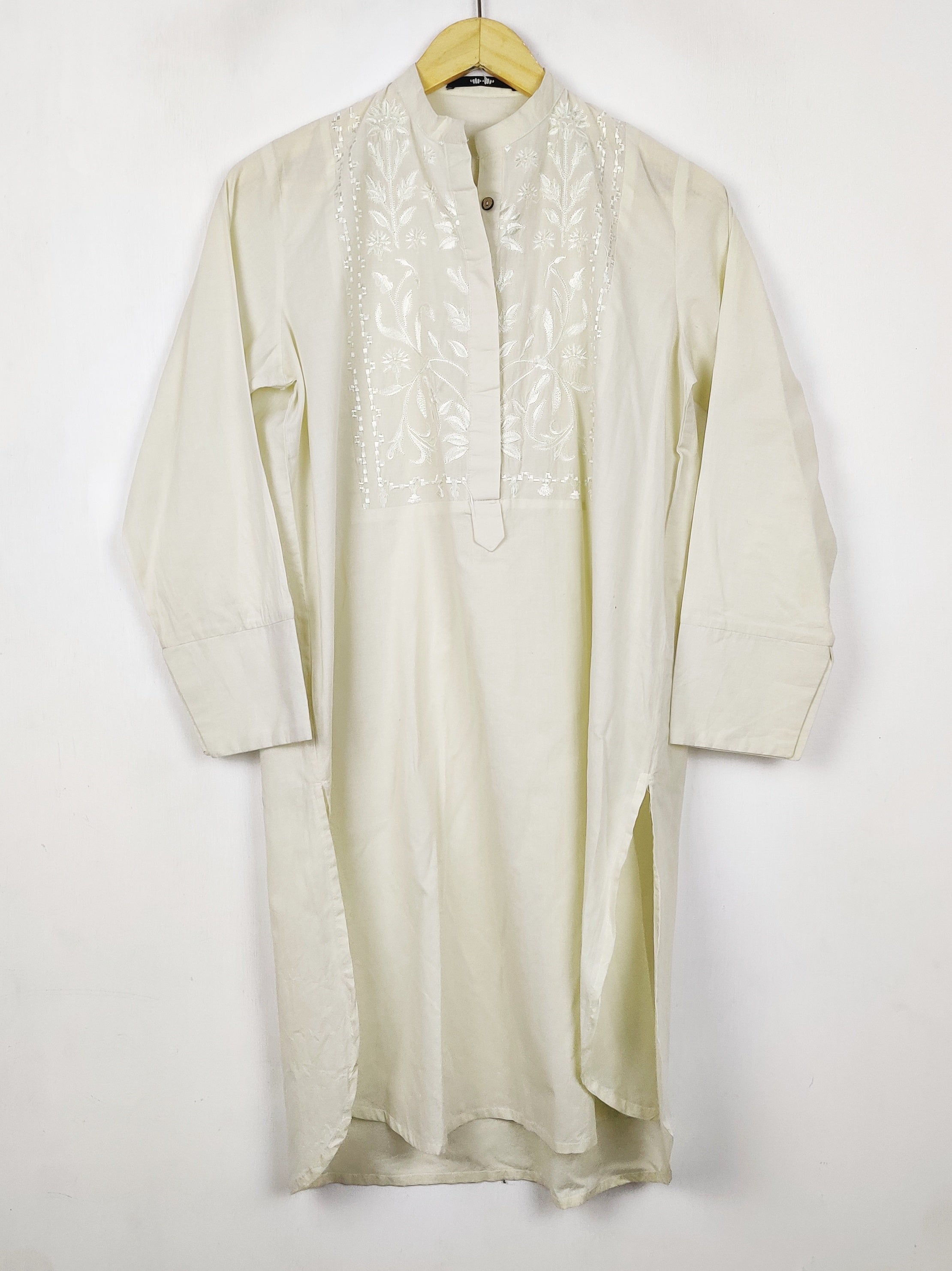 Buy online pre-used pre-loved 100% authentic & Original branded Khaadi (BK-7472) available in Pakistan. Top international brands avilable.