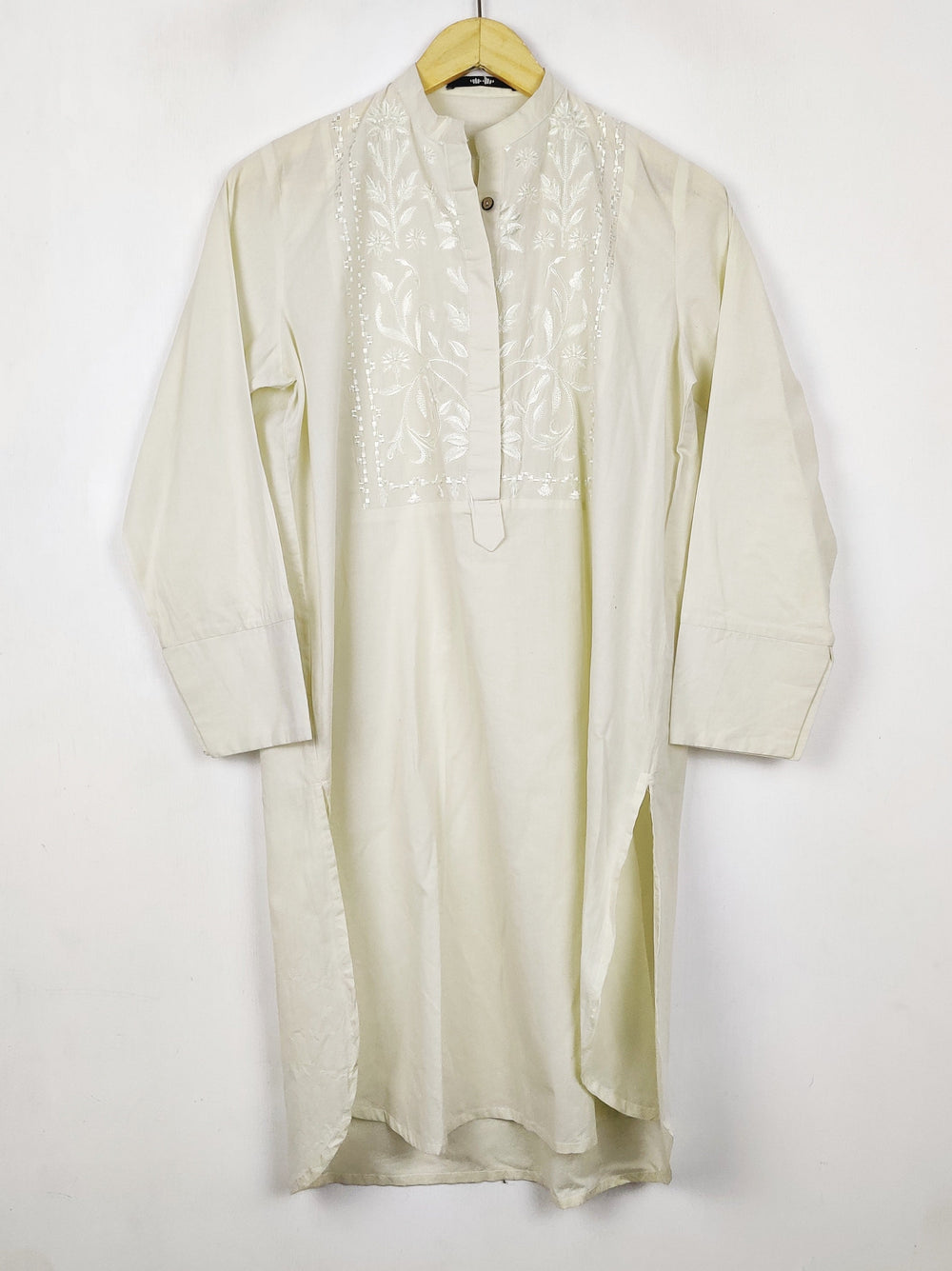 Buy online pre-used pre-loved 100% authentic & Original branded Khaadi (BK-7472) available in Pakistan. Top international brands avilable.