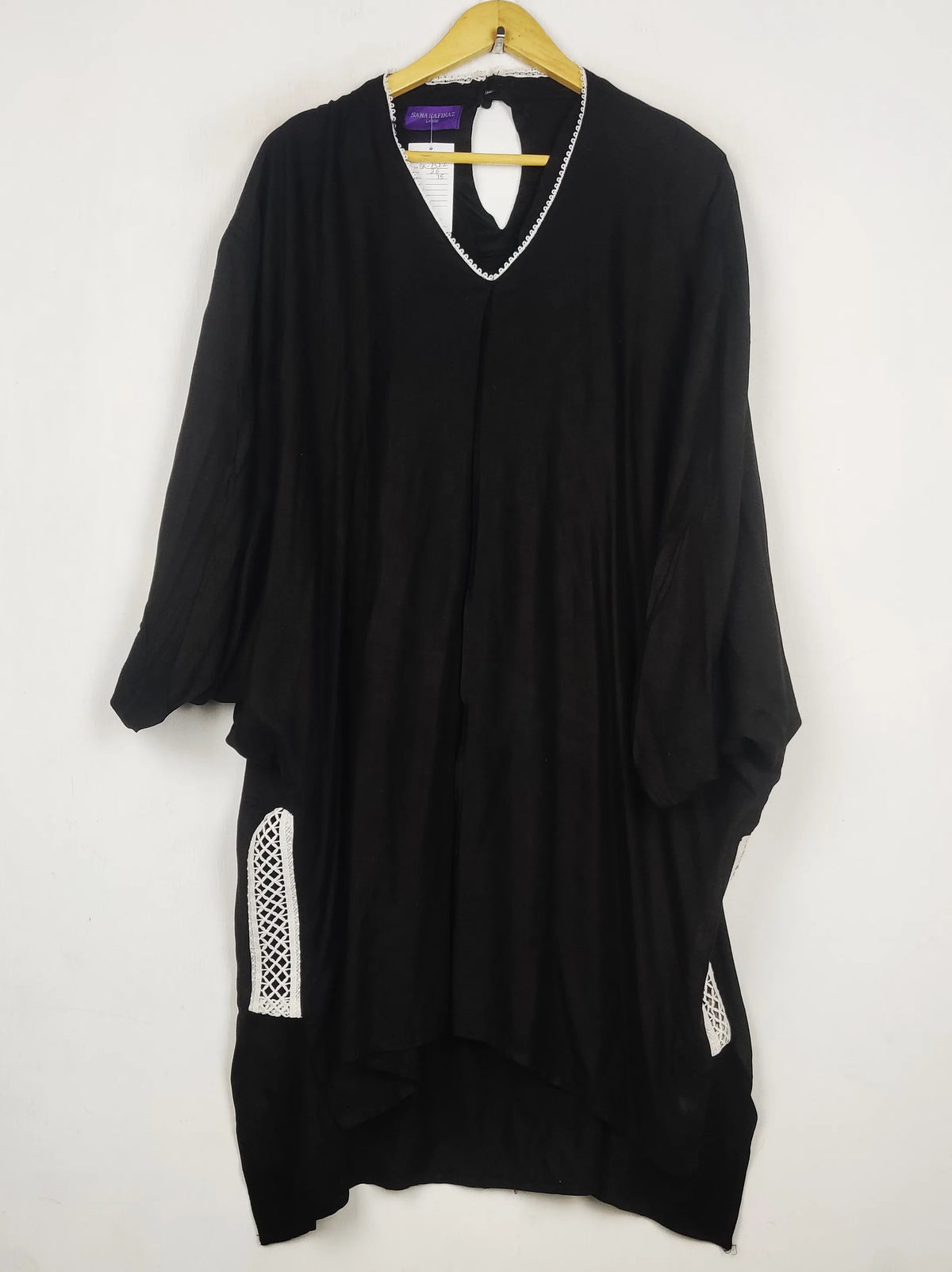 Buy online pre-used pre-loved 100% authentic & Original branded Sana Safinaz (BK-7522) available in Pakistan. Top international brands avilable.