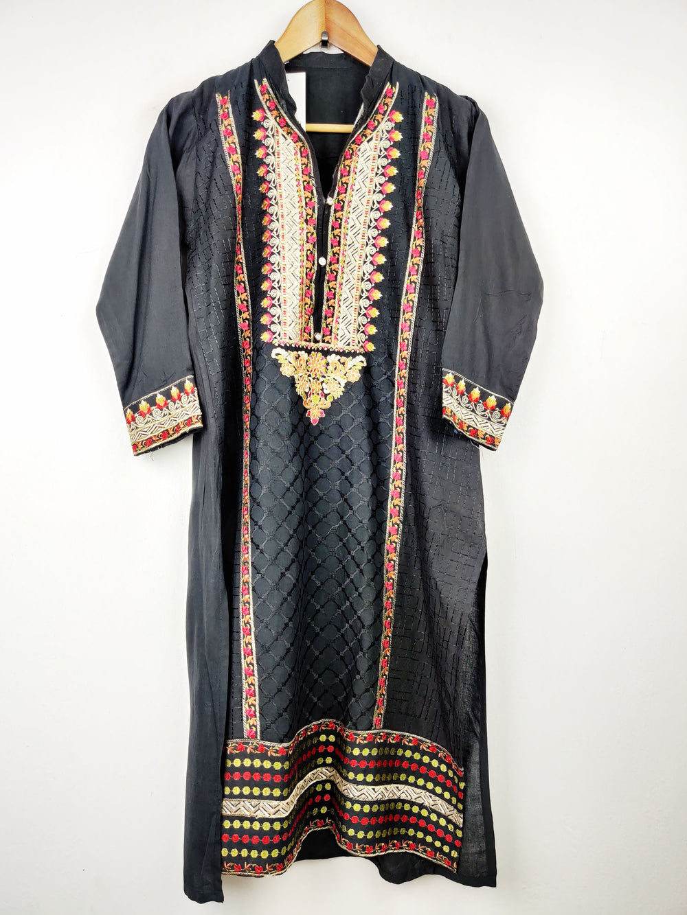 Buy online pre-used pre-loved 100% authentic & Original branded Unknown Brand (BK-905) available in Pakistan. Top international brands avilable.