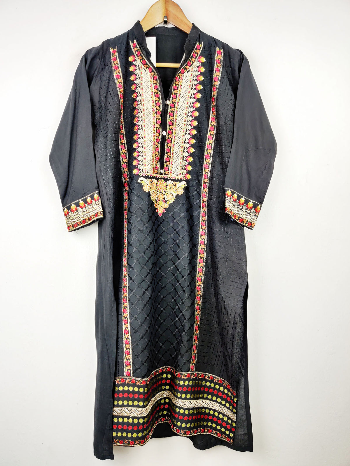 Buy online pre-used pre-loved 100% authentic & Original branded Unknown Brand (BK-905) available in Pakistan. Top international brands avilable.
