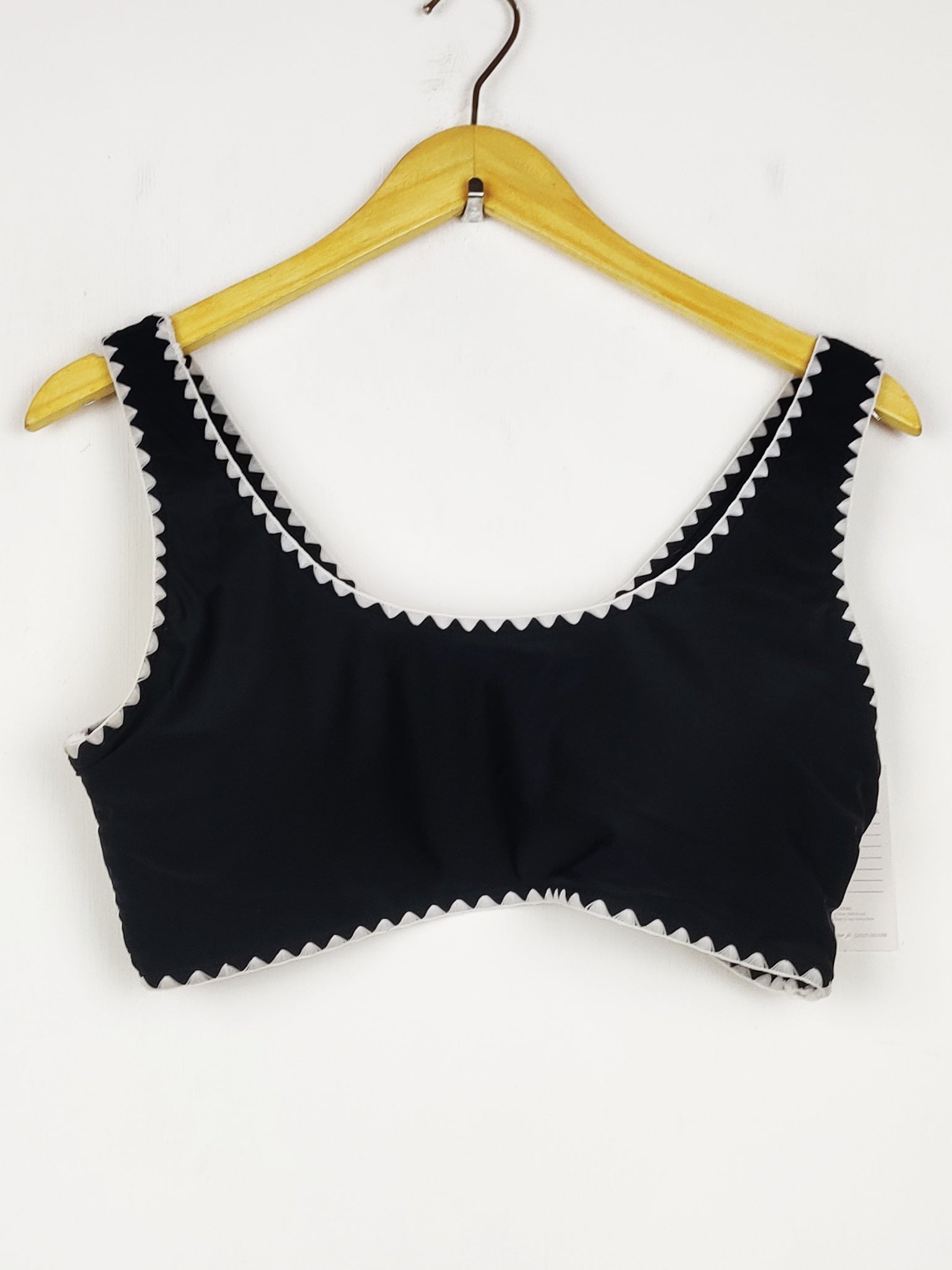 Buy online pre-used pre-loved 100% authentic & Original branded Unknown Brand (BU-1026) available in Pakistan. Top international brands avilable.