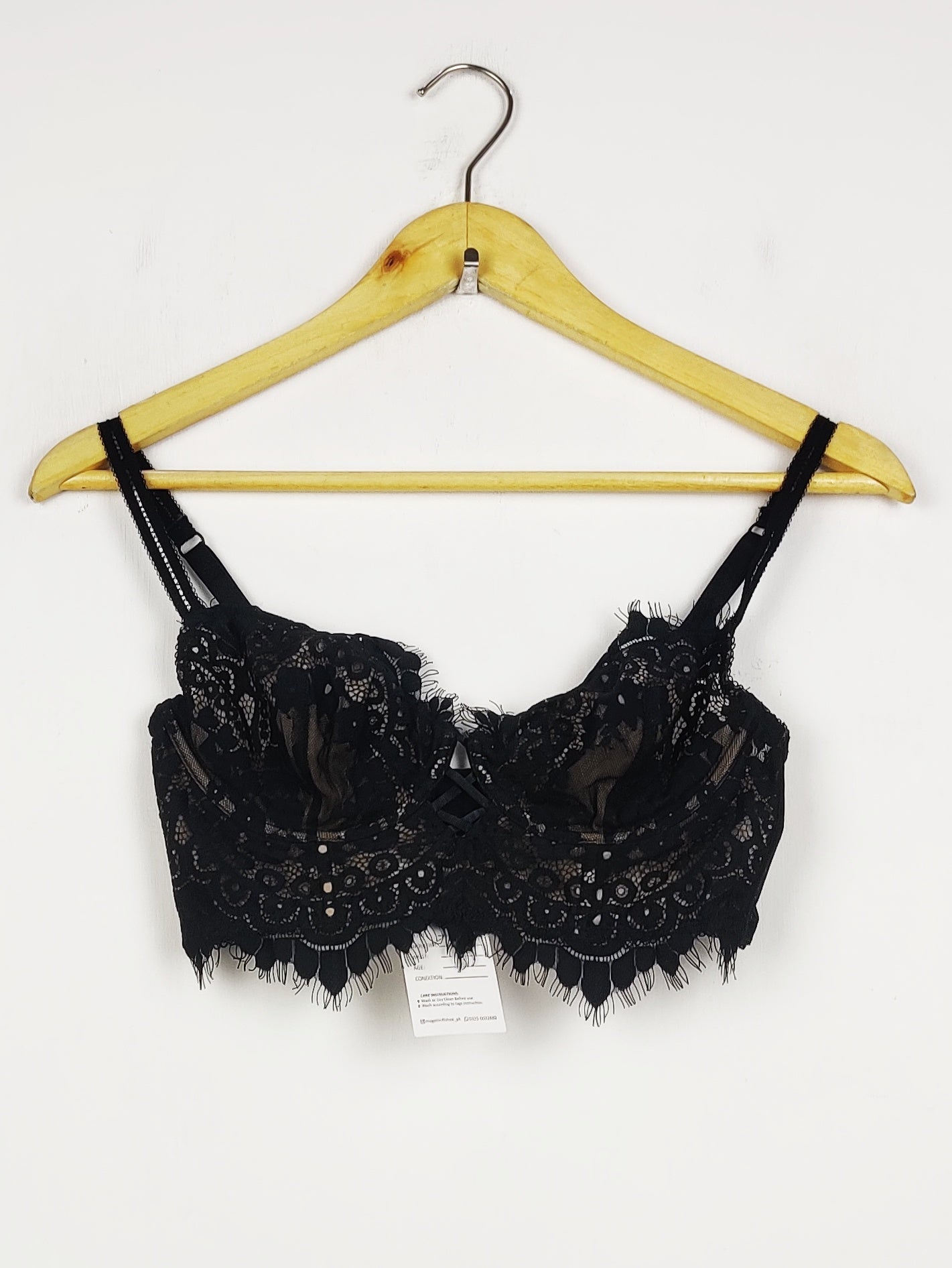 Buy online pre-used pre-loved 100% authentic & Original branded Unknown Brand (BU-1071) available in Pakistan. Top international brands avilable.