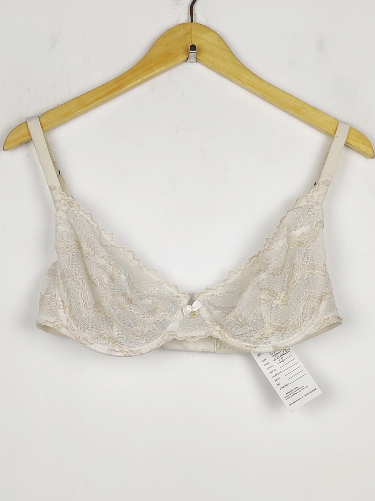 Buy online pre-used pre-loved 100% authentic & Original branded Unknown Brand (BU-1121) available in Pakistan. Top international brands avilable.