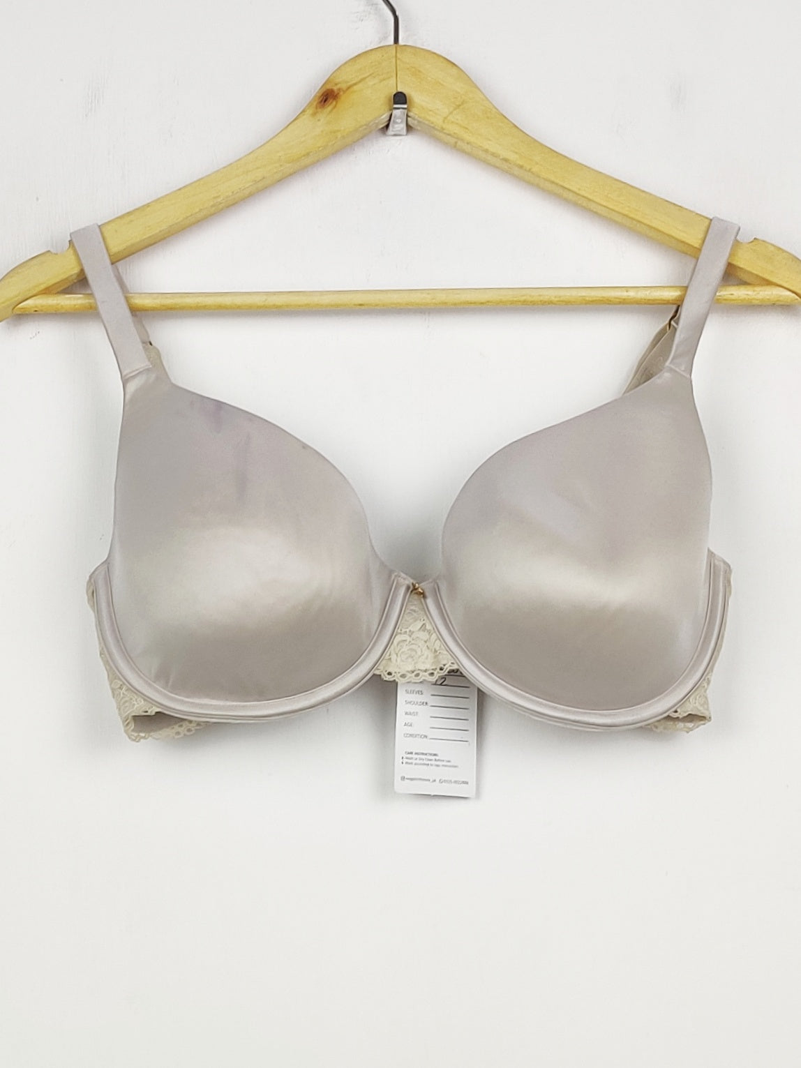 Buy online pre-used pre-loved 100% authentic & Original branded Unknown Brand (BU-1267) available in Pakistan. Top international brands avilable.