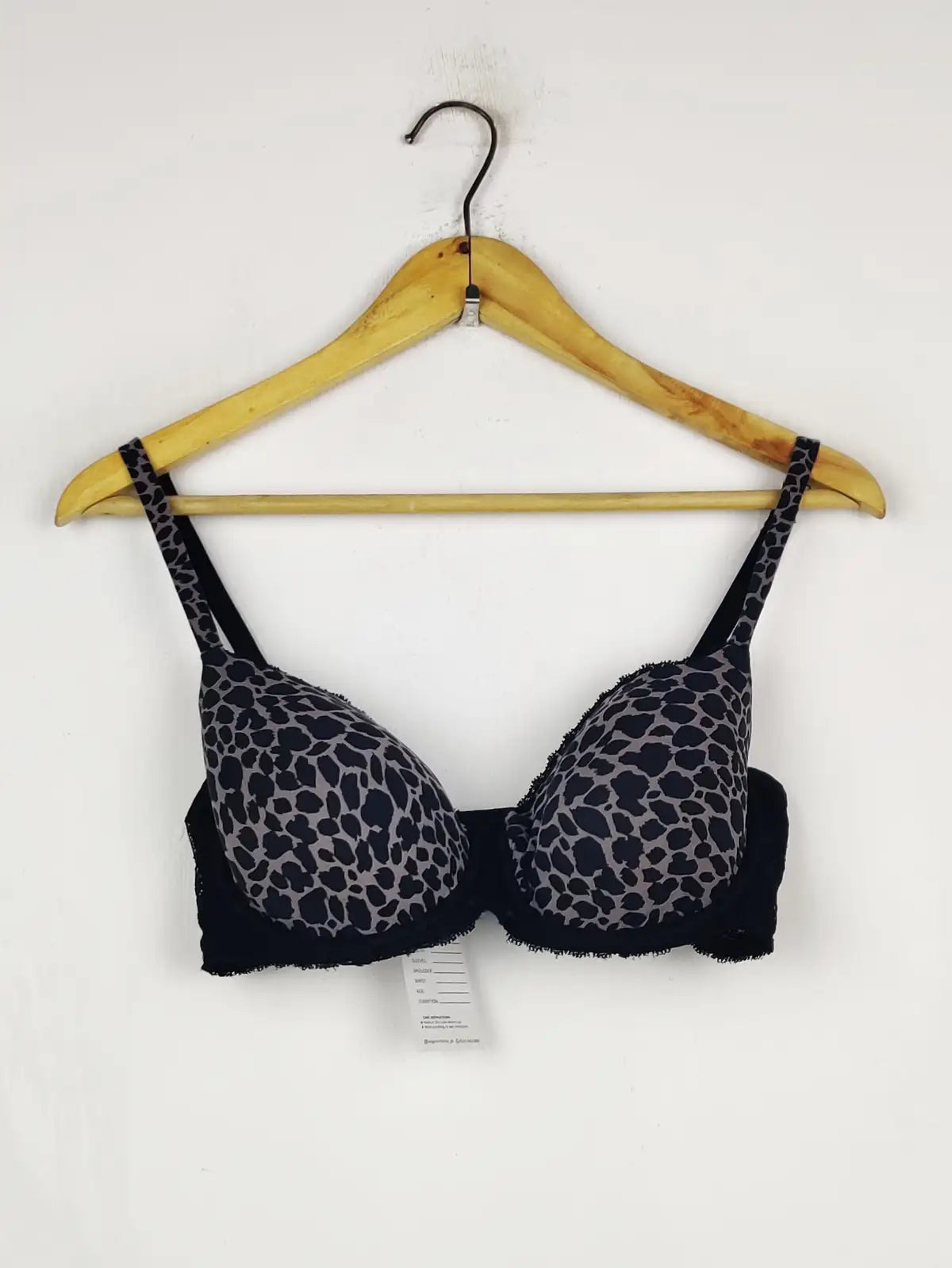 Buy online pre-used pre-loved 100% authentic & Original branded Unknown Brand (BU-1442) available in Pakistan. Top international brands avilable.