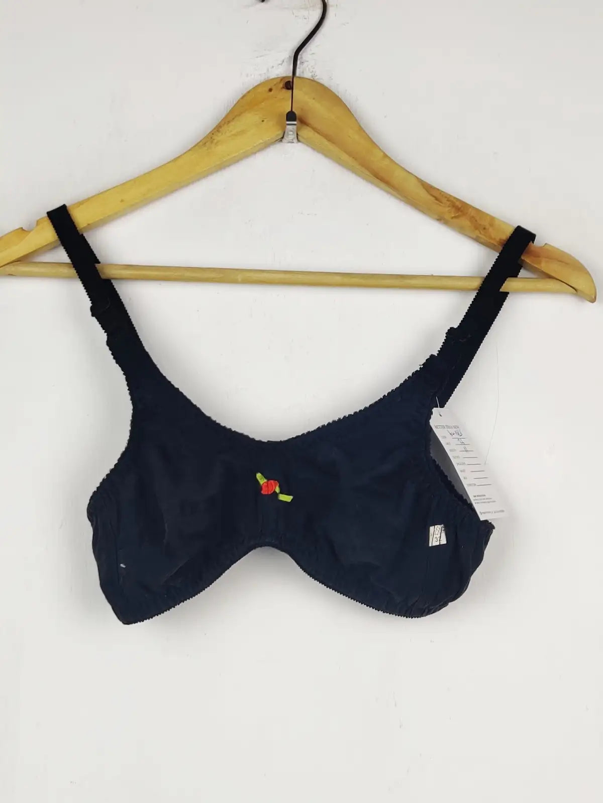 Buy online pre-used pre-loved 100% authentic & Original branded Unknown Brand (BU-1565) available in Pakistan. Top international brands avilable.