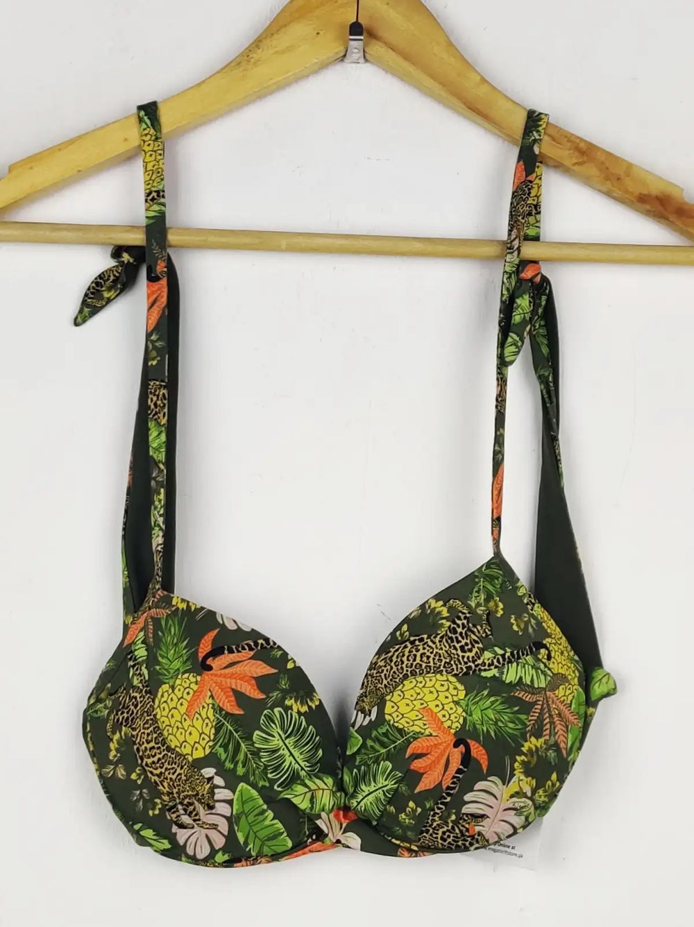 Buy online pre-used pre-loved 100% authentic & Original branded Tezenis (BU-1569) available in Pakistan. Top international brands avilable.