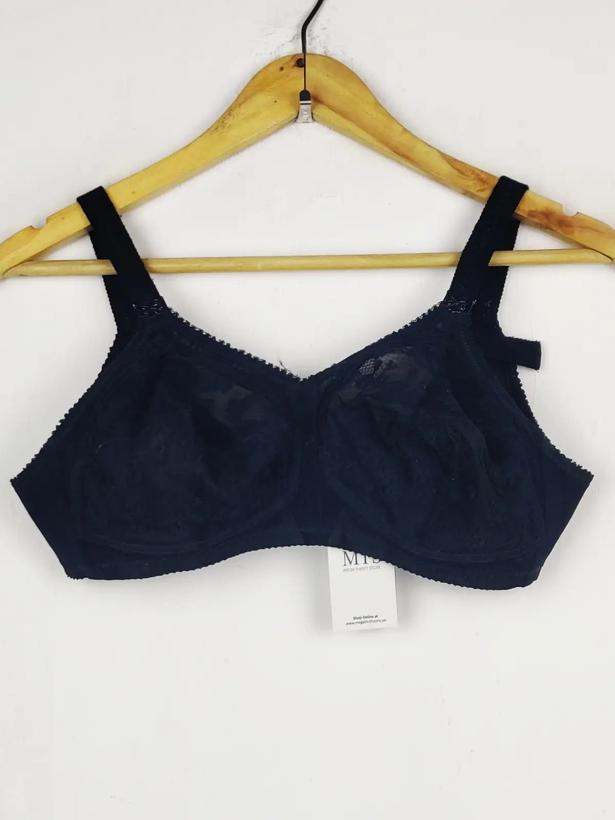 Buy online pre-used pre-loved 100% authentic & Original branded Unknown Brand (BU-1604) available in Pakistan. Top international brands avilable.