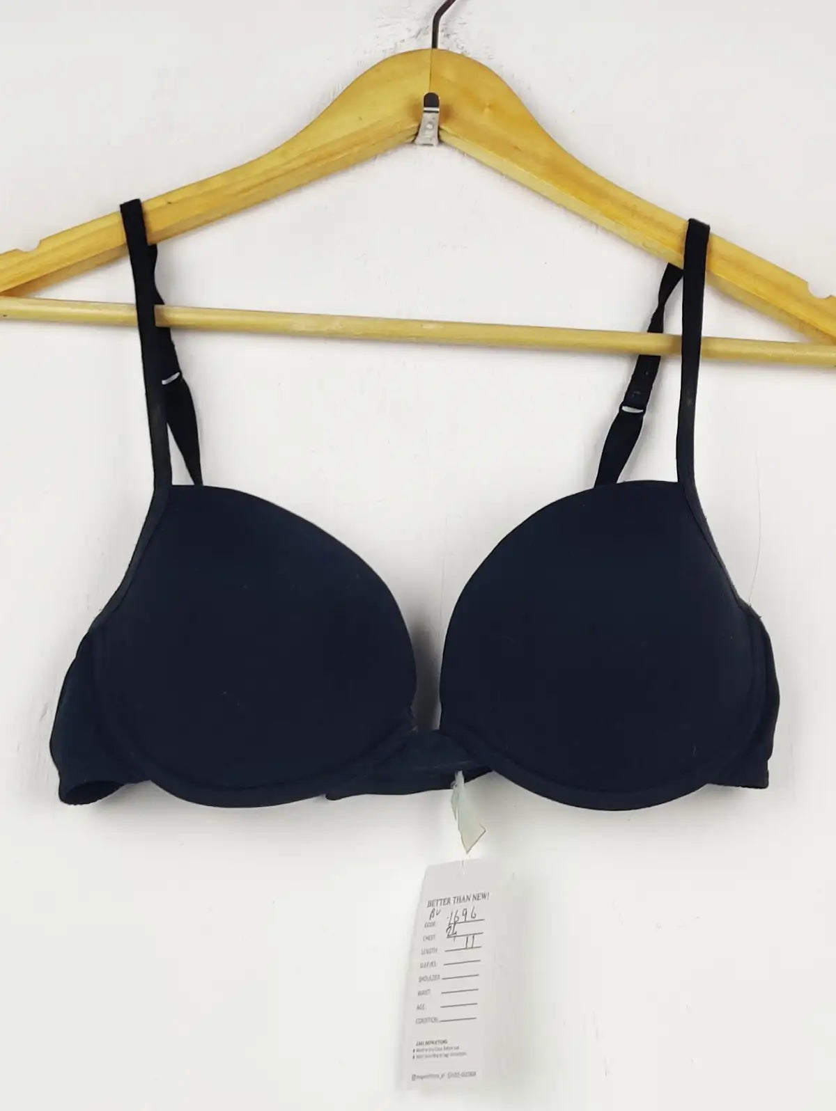 Buy online pre-used pre-loved 100% authentic & Original branded Unknown Brand (BU-1696) available in Pakistan. Top international brands avilable.