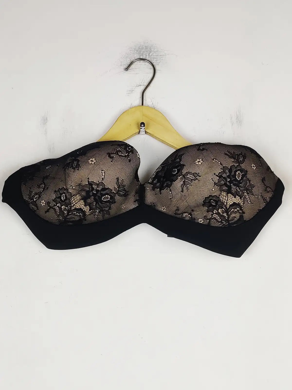 Buy online pre-used pre-loved 100% authentic & Original branded Wonderbra (BU-170) available in Pakistan. Top international brands avilable.