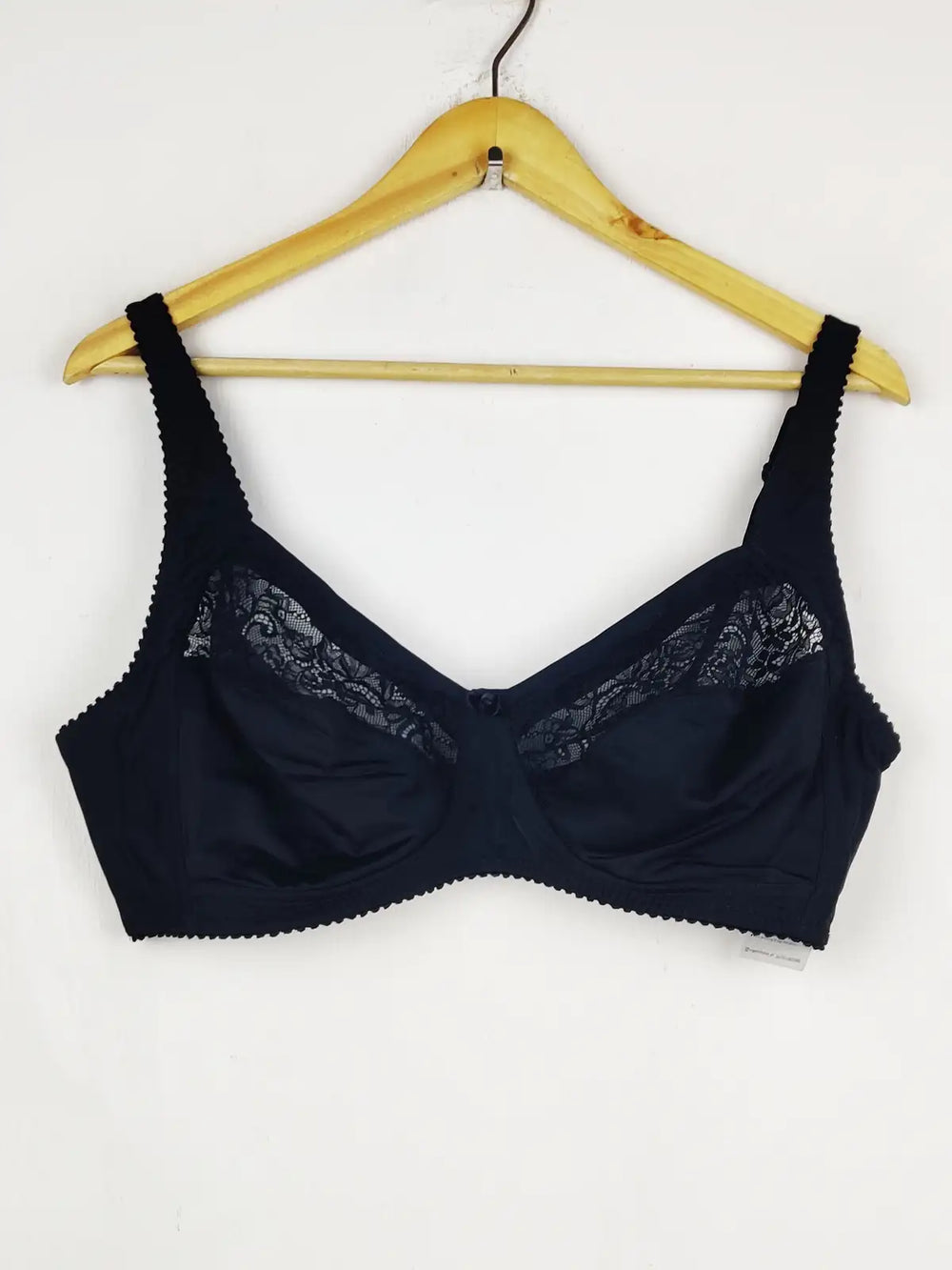 Buy online pre-used pre-loved 100% authentic & Original branded Unknown Brand (BU-1773) available in Pakistan. Top international brands avilable.