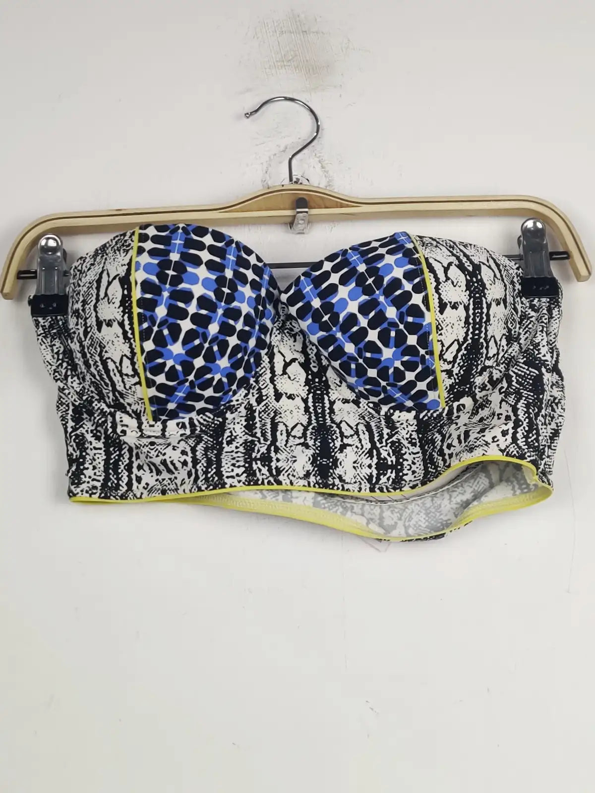 Buy online pre-used pre-loved 100% authentic & Original branded Bcbg (BU-1839) available in Pakistan. Top international brands avilable.