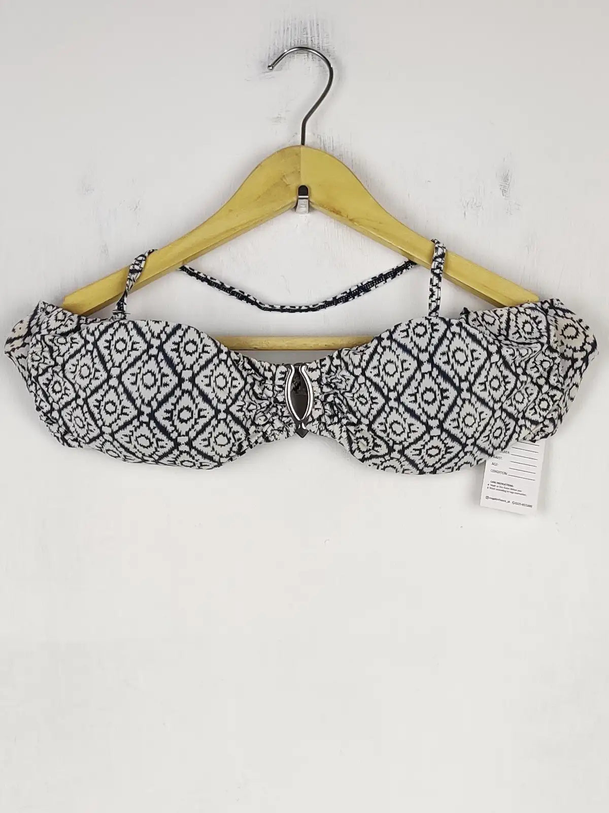 Buy online pre-used pre-loved 100% authentic & Original branded Monsoon , Uk 14 (BU-461) available in Pakistan. Top international brands avilable.