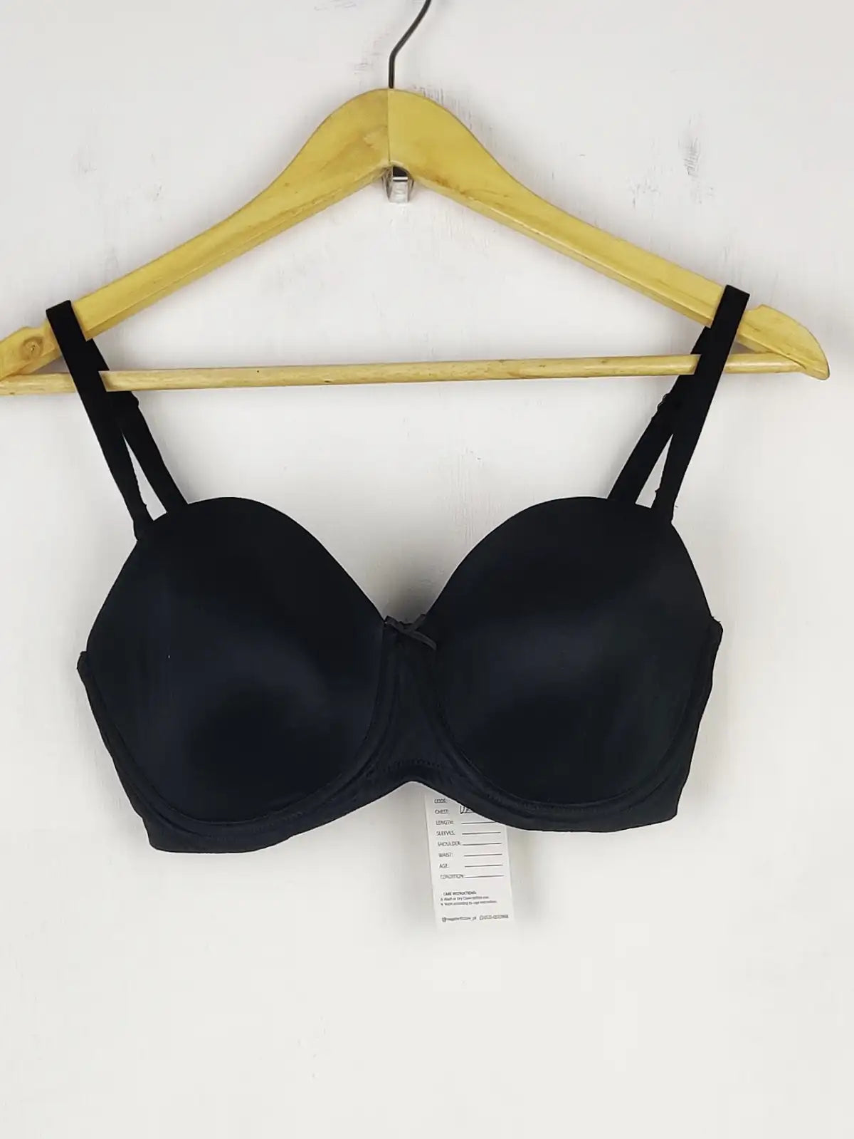 Buy online pre-used pre-loved 100% authentic & Original branded Marks & Spencer , Uk 34Dd (BU-472) available in Pakistan. Top international brands avilable.