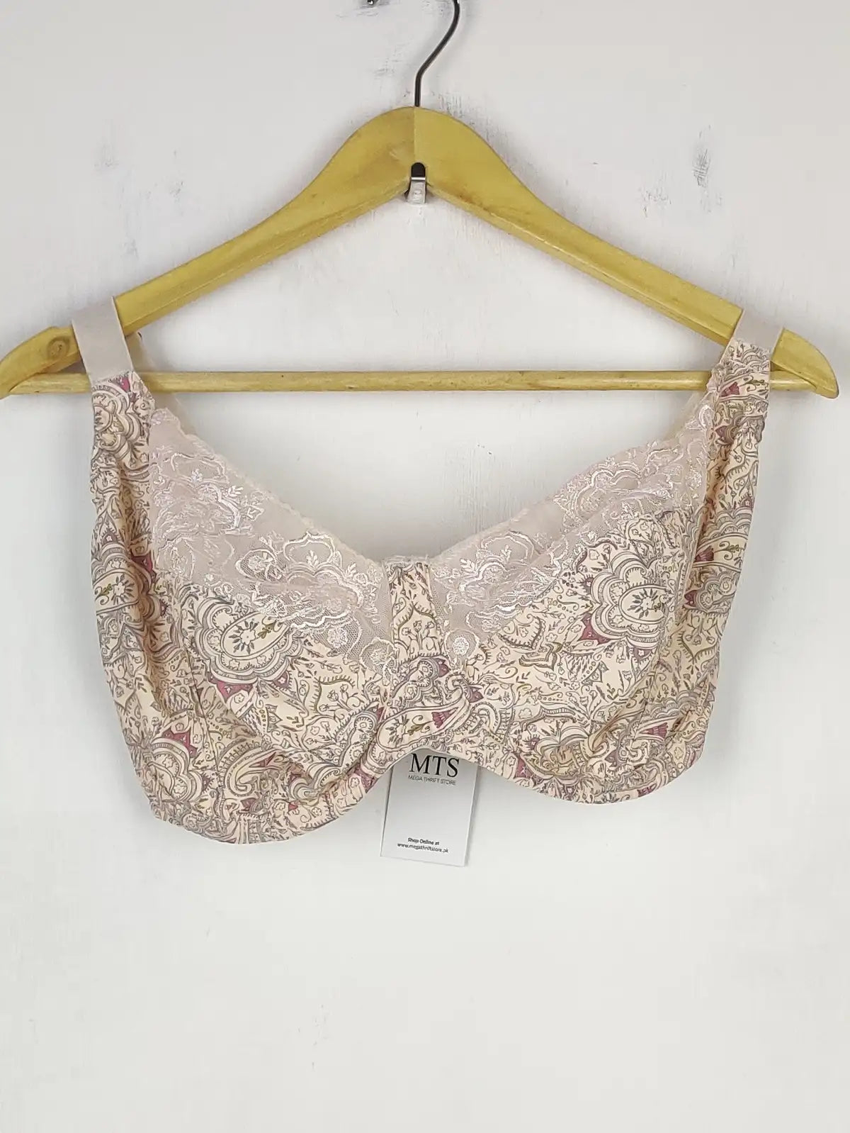 Buy online pre-used pre-loved 100% authentic & Original branded Elomi , Uk 34J (BU-480) available in Pakistan. Top international brands avilable.
