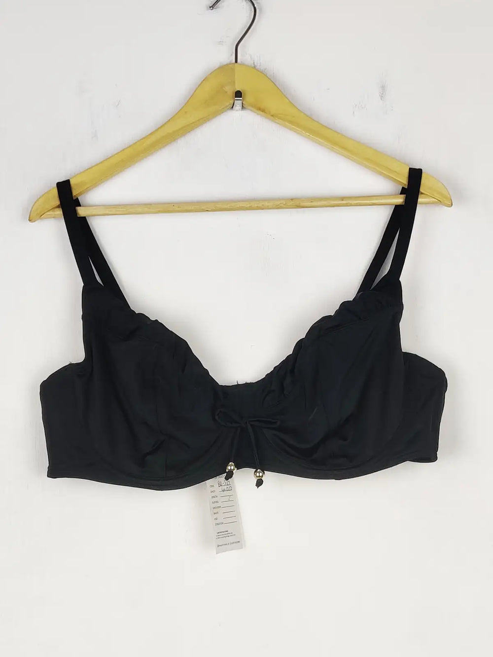 Buy online pre-used pre-loved 100% authentic & Original branded Unknown Brand, Uk 40Dd (BU-533) available in Pakistan. Top international brands avilable.