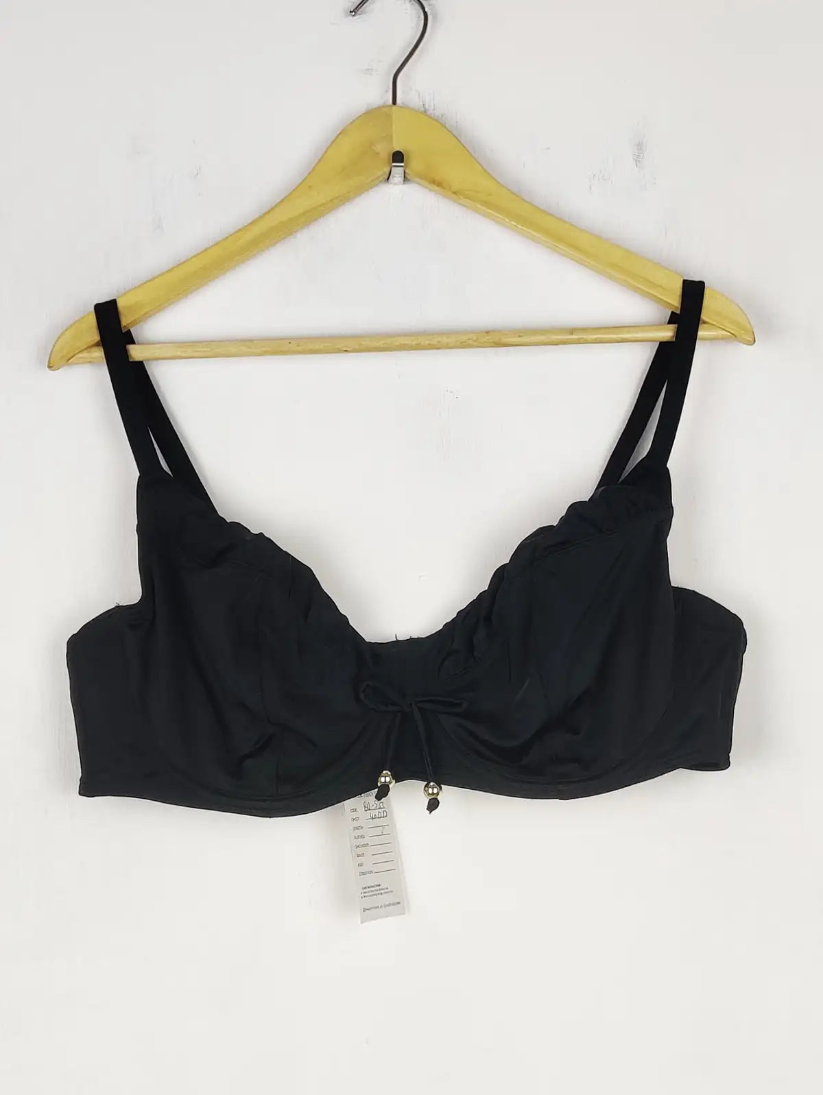 Buy online pre-used pre-loved 100% authentic & Original branded Unknown Brand, Uk 40Dd (BU-533) available in Pakistan. Top international brands avilable.
