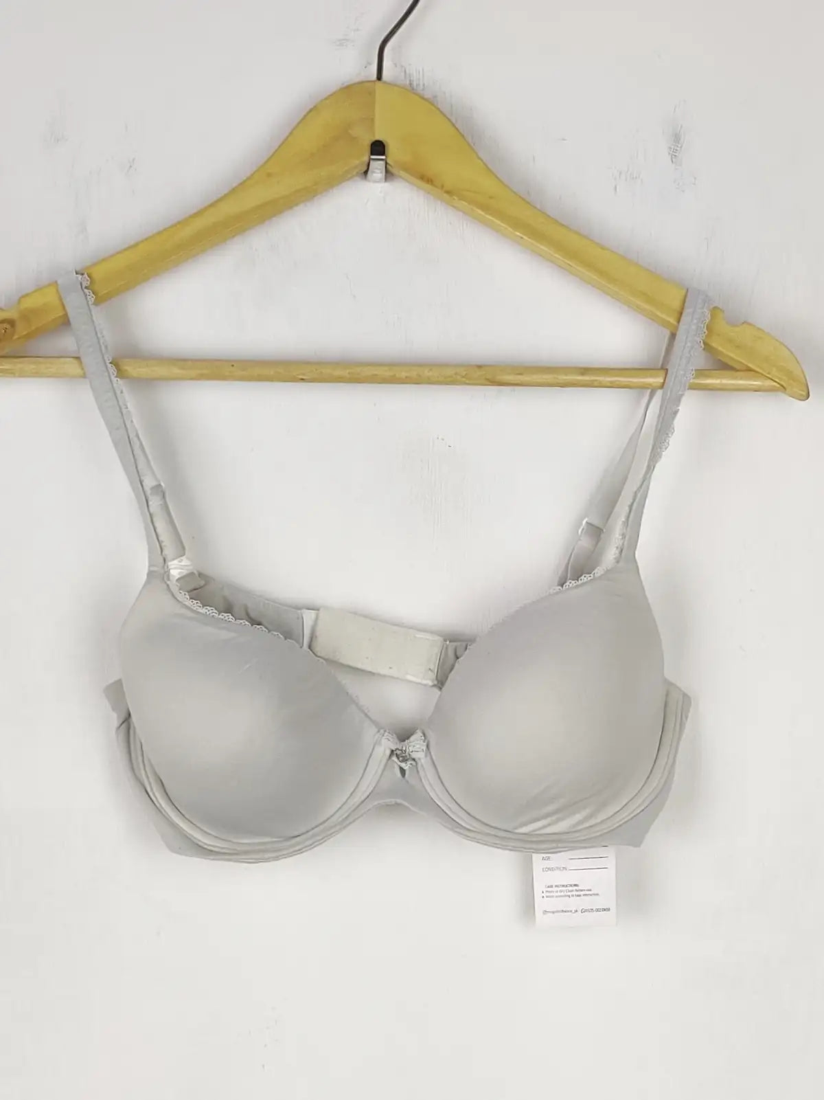 Buy online pre-used pre-loved 100% authentic & Original branded Victoria Secret, Uk 32D (BU-534) available in Pakistan. Top international brands avilable.