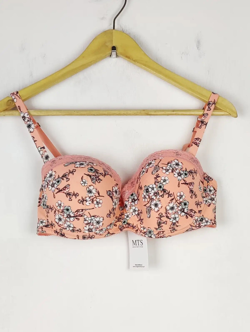 Buy online pre-used pre-loved 100% authentic & Original branded New Look , Uk 36Dd (BU-542) available in Pakistan. Top international brands avilable.