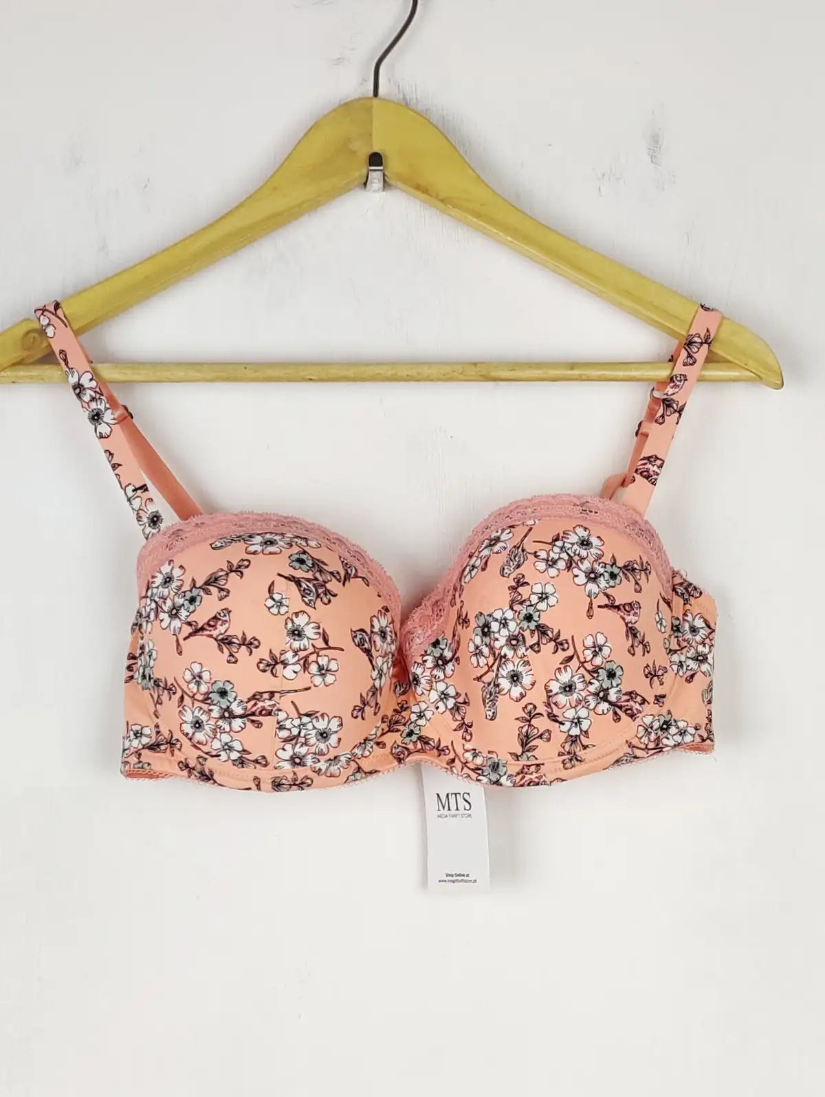 Buy online pre-used pre-loved 100% authentic & Original branded New Look , Uk 36Dd (BU-542) available in Pakistan. Top international brands avilable.
