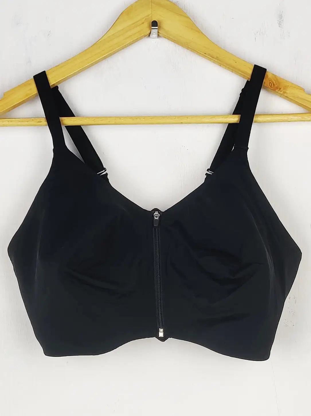Buy online pre-used pre-loved 100% authentic & Original branded Unknown Brand (BU-556) available in Pakistan. Top international brands avilable.