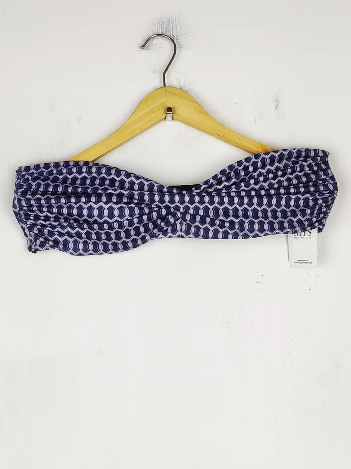 Buy online pre-used pre-loved 100% authentic & Original branded Unknown Brand, Uk 14 (BU-617) available in Pakistan. Top international brands avilable.