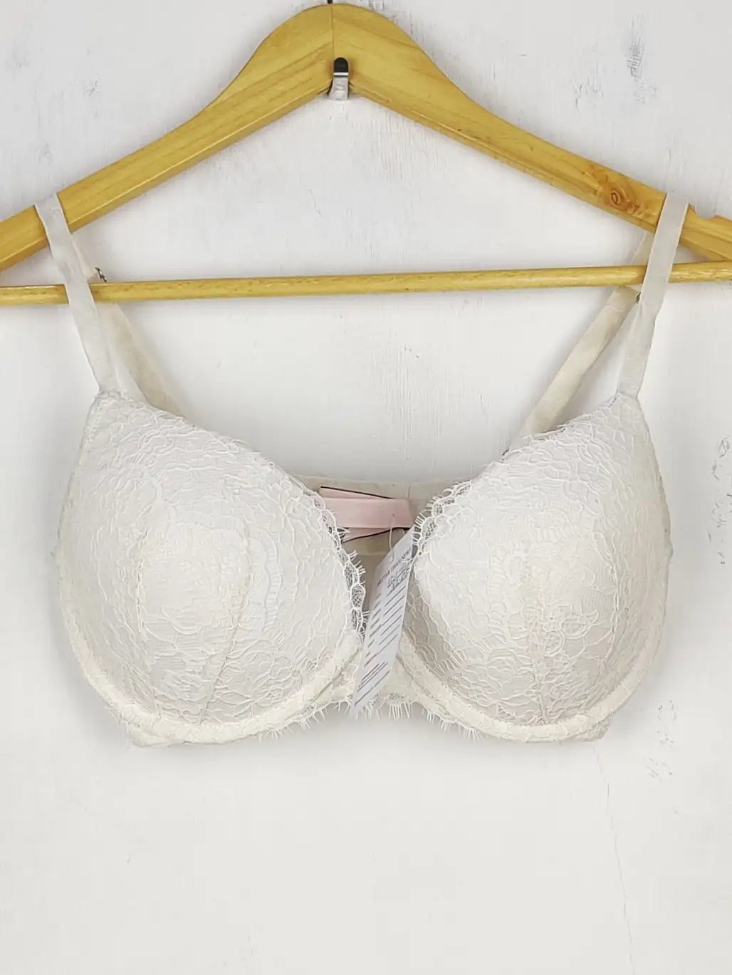 Buy online pre-used pre-loved 100% authentic & Original branded Victoria'S Secret, Uk 32Dd (BU-657) available in Pakistan. Top international brands avilable.